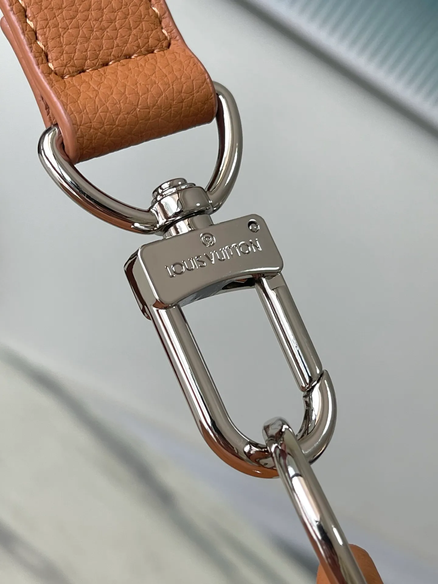 💰1460 (top layer leather) top original order M26065 caramel color. The waxed cow leather used in this Keepall Bandouliere50 travel bag has a soft texture and delicate texture. Together with the LV letters on the front, it conveys an elegant and restrained atmosphere. It is matched with fabric lining of the same color and old metal parts. The top handle and detachable and adjustable shoulder strap allow for a variety of carrying options, making it another perfect choice for weekend outings. Dimensions: 50 × 29 × 23 cm