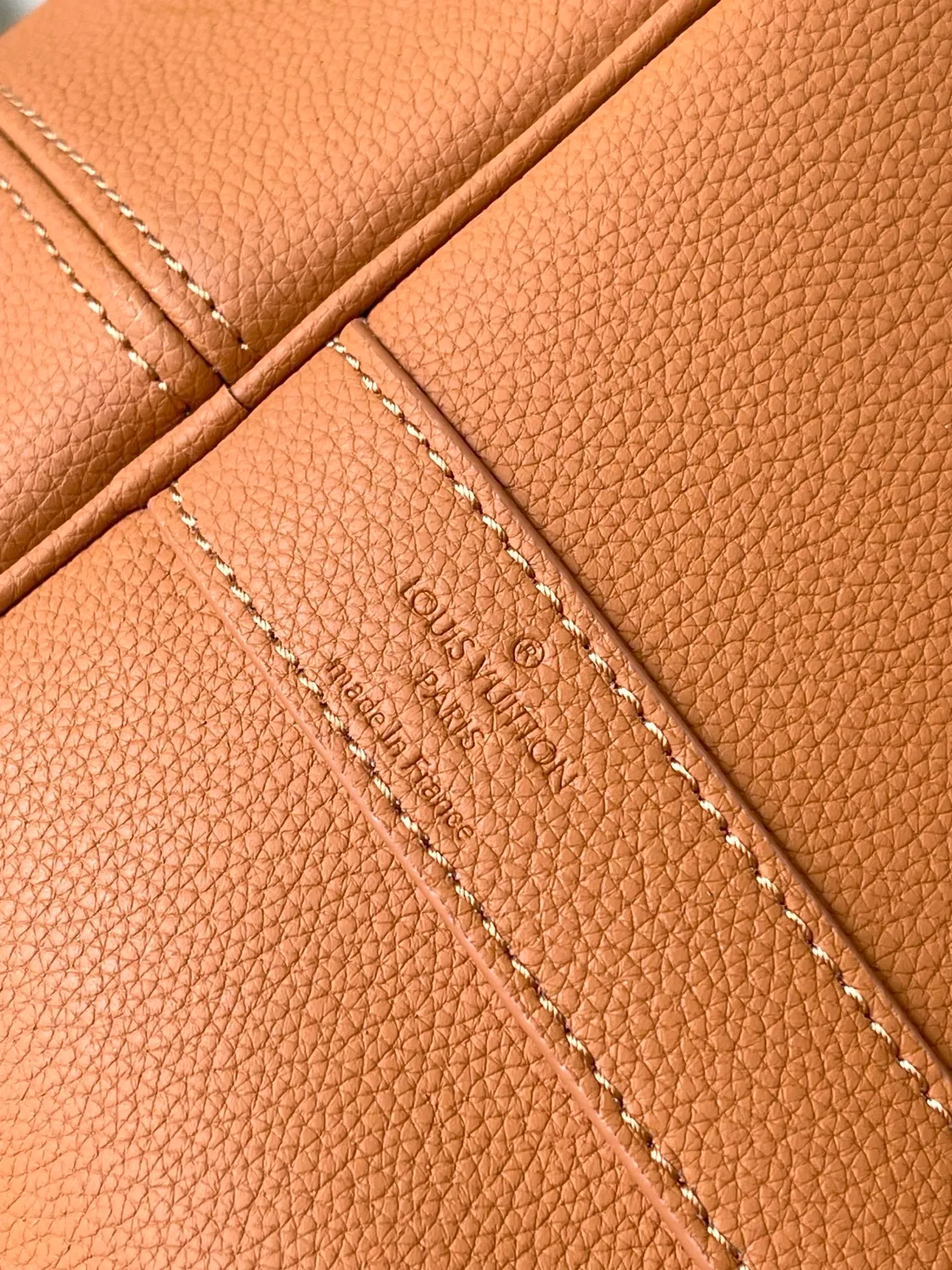 💰1460 (top layer leather) top original order M26065 caramel color. The waxed cow leather used in this Keepall Bandouliere50 travel bag has a soft texture and delicate texture. Together with the LV letters on the front, it conveys an elegant and restrained atmosphere. It is matched with fabric lining of the same color and old metal parts. The top handle and detachable and adjustable shoulder strap allow for a variety of carrying options, making it another perfect choice for weekend outings. Dimensions: 50 × 29 × 23 cm