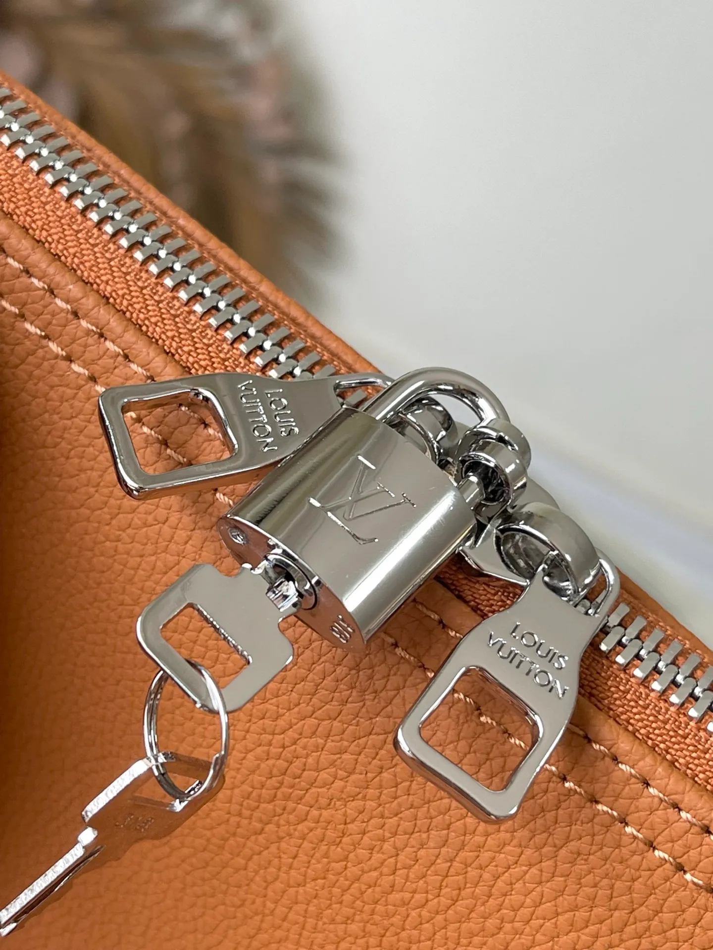 💰1460 (top layer leather) top original order M26065 caramel color. The waxed cow leather used in this Keepall Bandouliere50 travel bag has a soft texture and delicate texture. Together with the LV letters on the front, it conveys an elegant and restrained atmosphere. It is matched with fabric lining of the same color and old metal parts. The top handle and detachable and adjustable shoulder strap allow for a variety of carrying options, making it another perfect choice for weekend outings. Dimensions: 50 × 29 × 23 cm