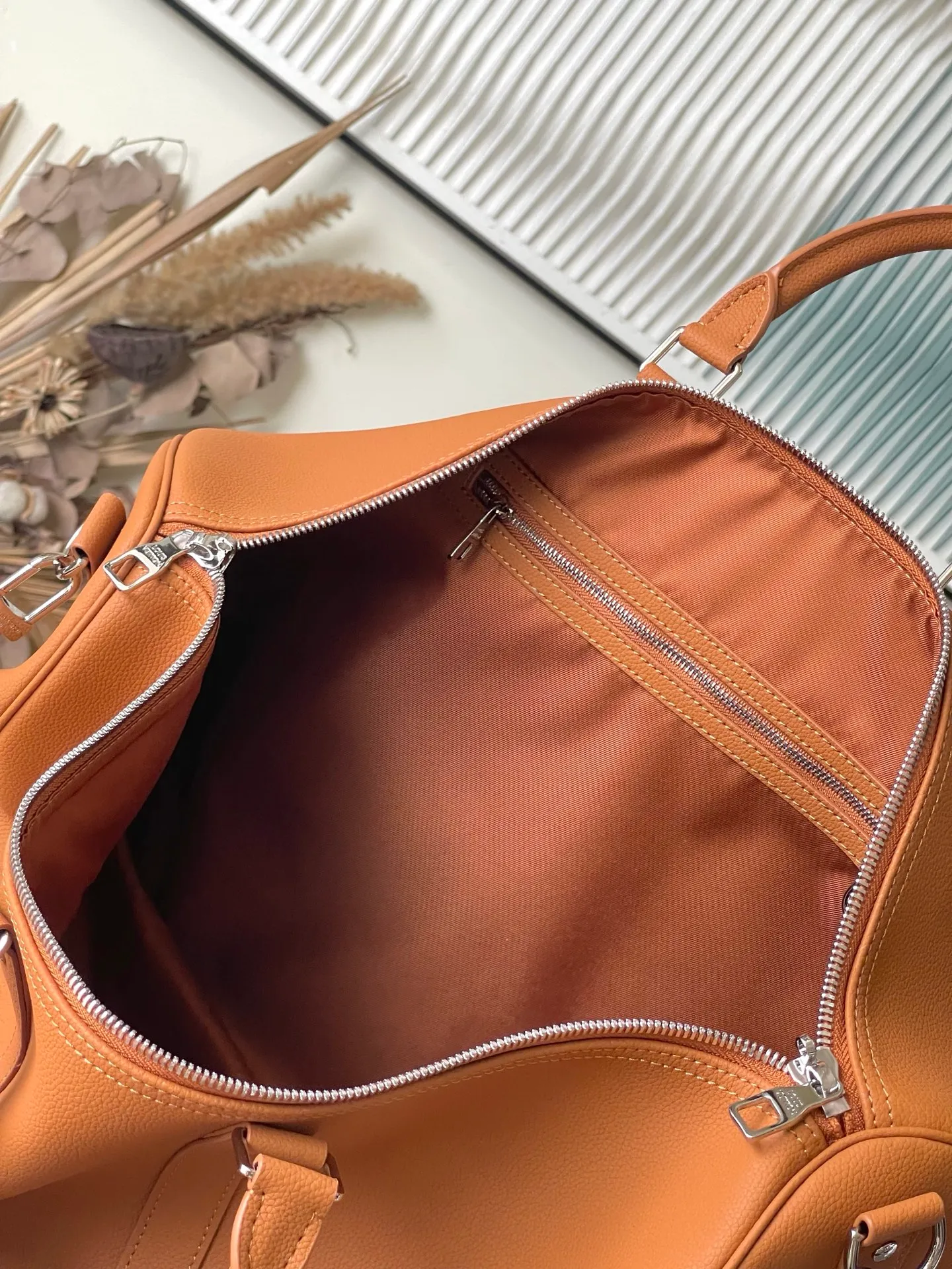 💰1460 (top layer leather) top original order M26065 caramel color. The waxed cow leather used in this Keepall Bandouliere50 travel bag has a soft texture and delicate texture. Together with the LV letters on the front, it conveys an elegant and restrained atmosphere. It is matched with fabric lining of the same color and old metal parts. The top handle and detachable and adjustable shoulder strap allow for a variety of carrying options, making it another perfect choice for weekend outings. Dimensions: 50 × 29 × 23 cm