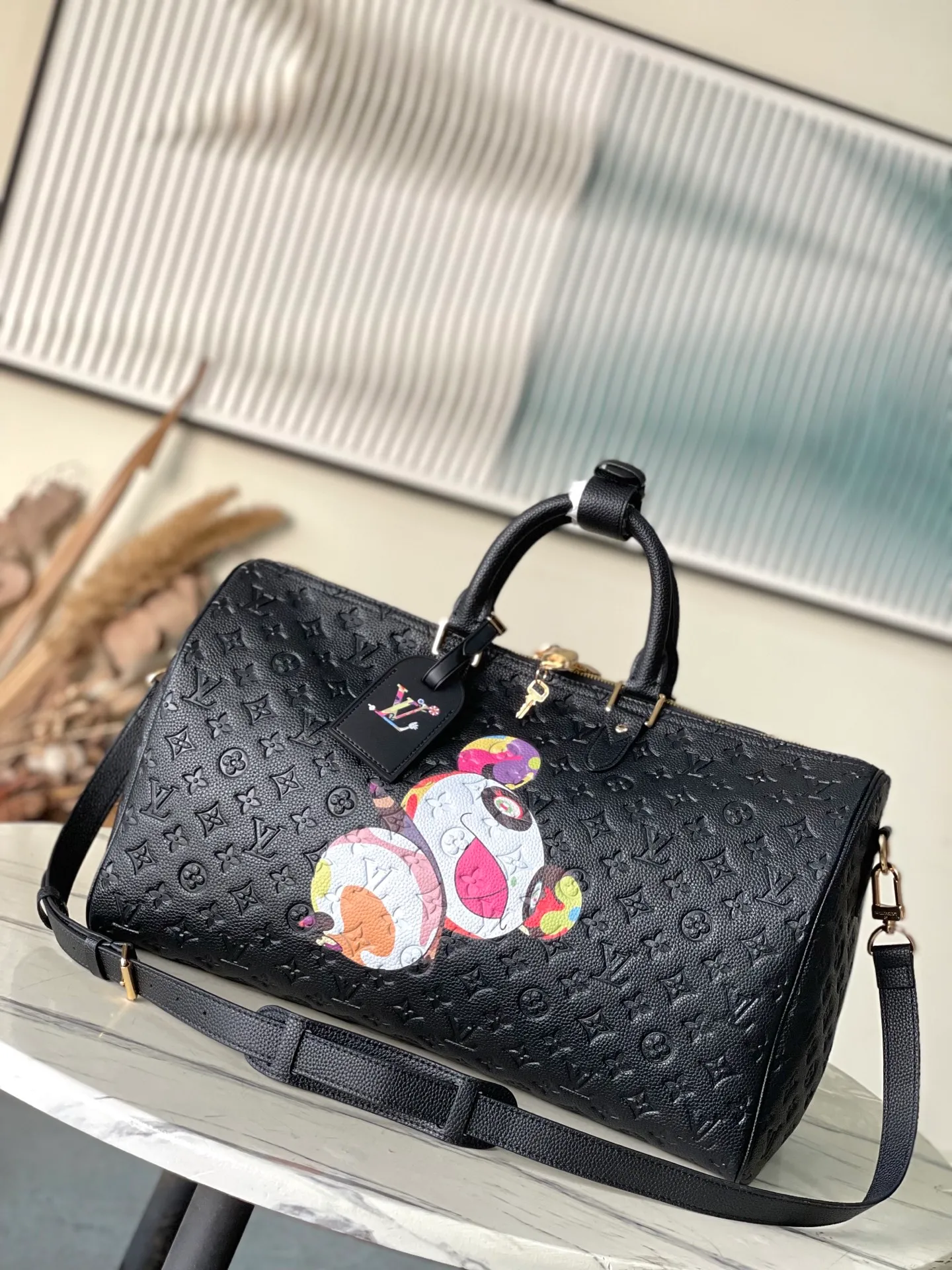 💰1560 (top layer leather) top original order M13761 This Keepall Bandoulllere45 travel bag is from the Louis Vuitton x Murakami reissue series. It is made of fine leather to shape the size of the boarding luggage, so that the full Monogram pattern reflects the three-dimensional texture. The colorful panda image pays homage to Takashi Murakami's "super-flat" aesthetic style, and the LV×TM brand name playfully reinterprets the LV letters. The top handle and detachable cross-body strap complete the whole. Dimensions: 45 × 27 × 20cm