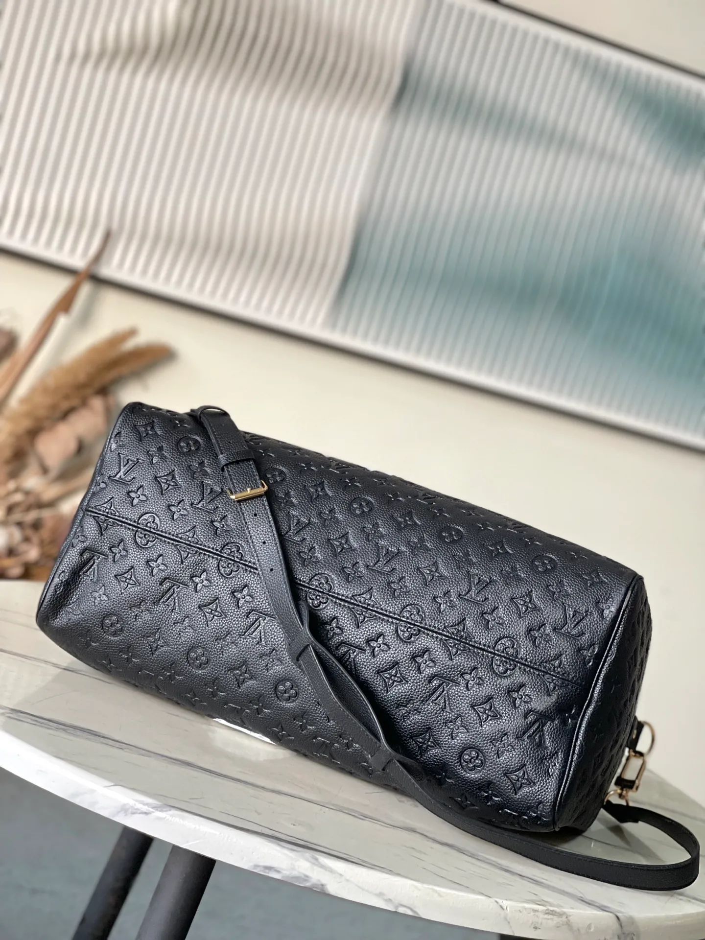 💰1560 (top layer leather) top original order M13761 This Keepall Bandoulllere45 travel bag is from the Louis Vuitton x Murakami reissue series. It is made of fine leather to shape the size of the boarding luggage, so that the full Monogram pattern reflects the three-dimensional texture. The colorful panda image pays homage to Takashi Murakami's "super-flat" aesthetic style, and the LV×TM brand name playfully reinterprets the LV letters. The top handle and detachable cross-body strap complete the whole. Dimensions: 45 × 27 × 20cm
