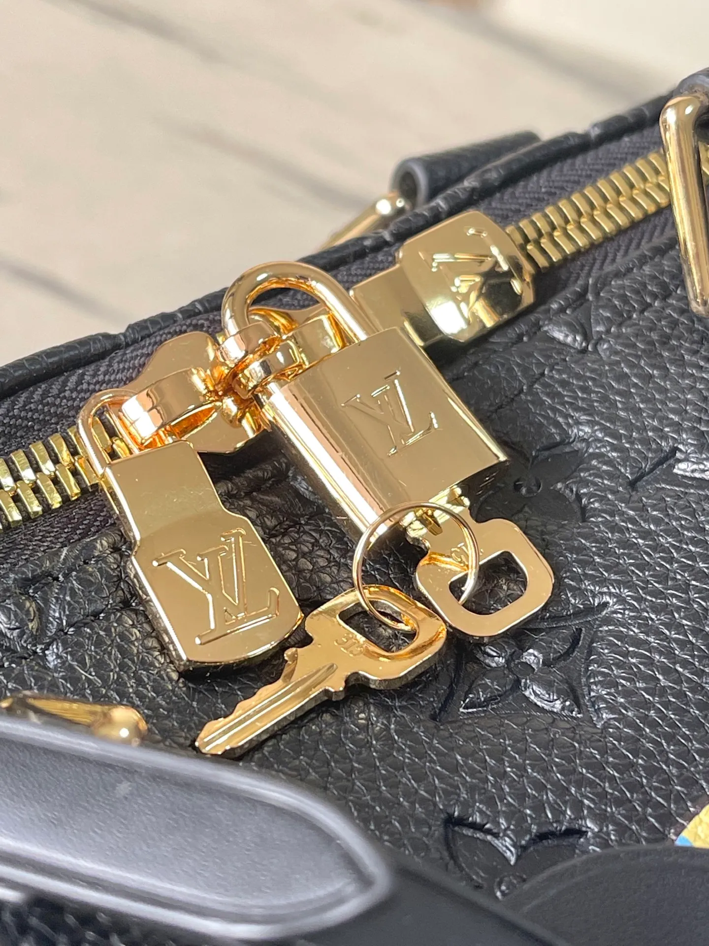 💰1560 (top layer leather) top original order M13761 This Keepall Bandoulllere45 travel bag is from the Louis Vuitton x Murakami reissue series. It is made of fine leather to shape the size of the boarding luggage, so that the full Monogram pattern reflects the three-dimensional texture. The colorful panda image pays homage to Takashi Murakami's "super-flat" aesthetic style, and the LV×TM brand name playfully reinterprets the LV letters. The top handle and detachable cross-body strap complete the whole. Dimensions: 45 × 27 × 20cm