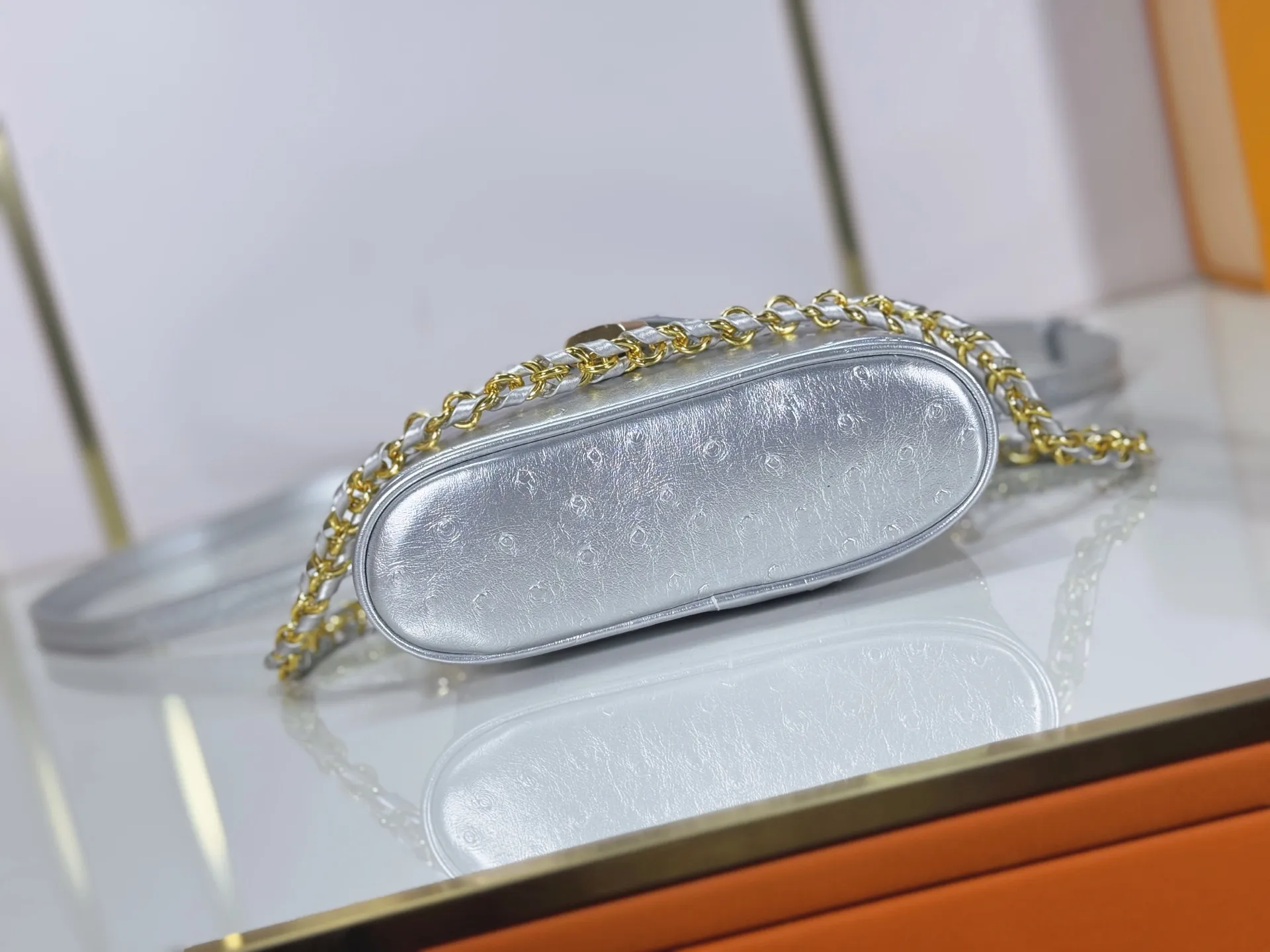P240 M85911 M85820 M47125 Ostrich leather Vanity Chain Pouch cosmetic box chain bag is inspired by traditional cosmetic boxes and embodies the spirit of travel. This refined, slim bag is trimmed with goatskin trim on the top handle and features a removable braided chain. It is known for its rich collection of iconic details, including LV engraved padlocks and ostrich leather key bells. size：19x11x.5x6.5cm