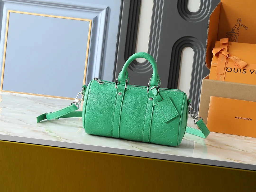 💰220💰Upgraded from the original M26055 M24434 M46271. This Keepall 25 handbag is made of Monogram Eclipse Reverse canvas, showing an elegant reinterpretation of Louis Vuitton's classic pattern. Reinforced straps and leather name tags are signature elements of the Keepall collection, while a zipper closure keeps personal items safe and secure. Dimensions: 25.0 x 15.0 x 11.0 cm (length x height x width)