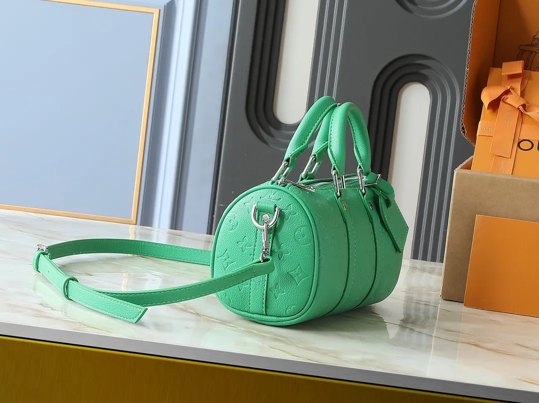 💰220💰Upgraded from the original M26055 M24434 M46271. This Keepall 25 handbag is made of Monogram Eclipse Reverse canvas, showing an elegant reinterpretation of Louis Vuitton's classic pattern. Reinforced straps and leather name tags are signature elements of the Keepall collection, while a zipper closure keeps personal items safe and secure. Dimensions: 25.0 x 15.0 x 11.0 cm (length x height x width)