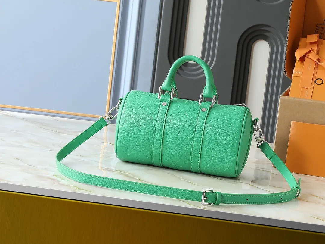 💰220💰Upgraded from the original M26055 M24434 M46271. This Keepall 25 handbag is made of Monogram Eclipse Reverse canvas, showing an elegant reinterpretation of Louis Vuitton's classic pattern. Reinforced straps and leather name tags are signature elements of the Keepall collection, while a zipper closure keeps personal items safe and secure. Dimensions: 25.0 x 15.0 x 11.0 cm (length x height x width)