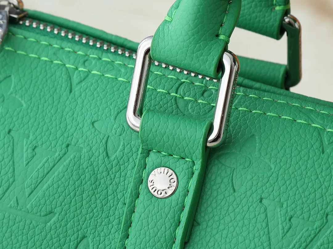 💰220💰Upgraded from the original M26055 M24434 M46271. This Keepall 25 handbag is made of Monogram Eclipse Reverse canvas, showing an elegant reinterpretation of Louis Vuitton's classic pattern. Reinforced straps and leather name tags are signature elements of the Keepall collection, while a zipper closure keeps personal items safe and secure. Dimensions: 25.0 x 15.0 x 11.0 cm (length x height x width)