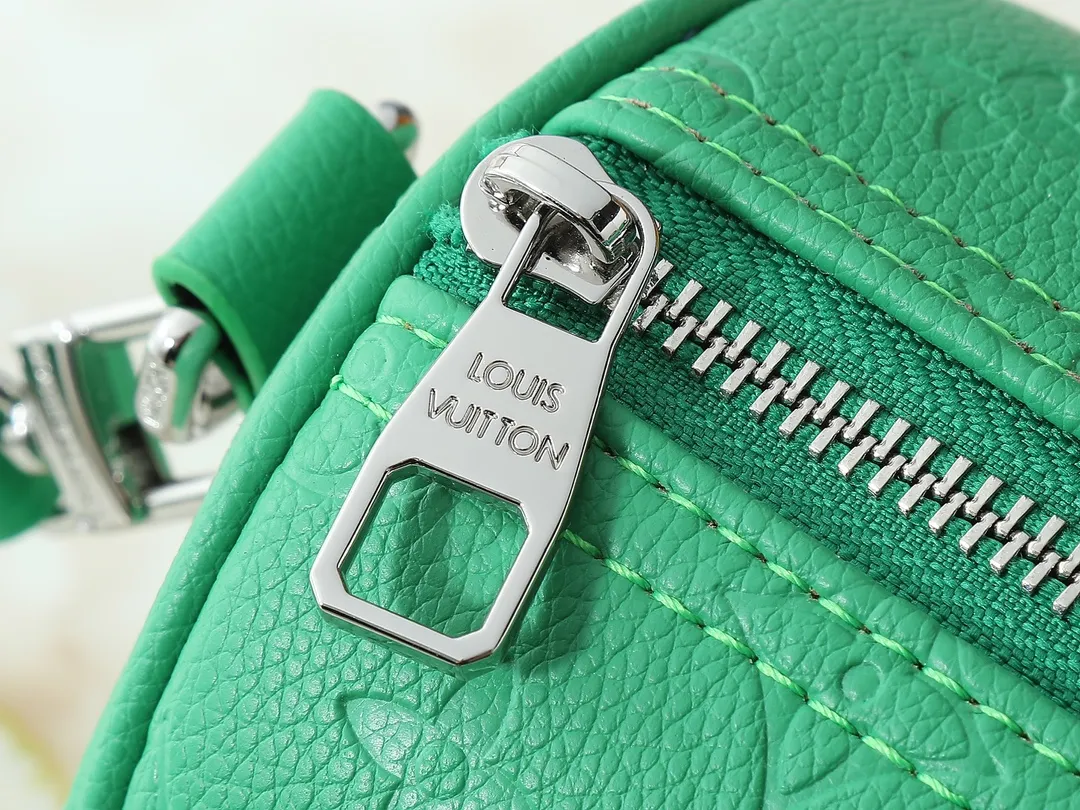 💰220💰Upgraded from the original M26055 M24434 M46271. This Keepall 25 handbag is made of Monogram Eclipse Reverse canvas, showing an elegant reinterpretation of Louis Vuitton's classic pattern. Reinforced straps and leather name tags are signature elements of the Keepall collection, while a zipper closure keeps personal items safe and secure. Dimensions: 25.0 x 15.0 x 11.0 cm (length x height x width)