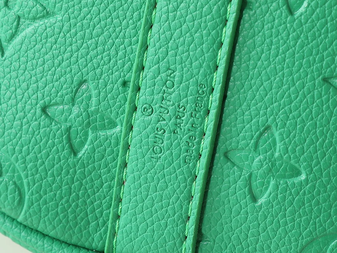 💰220💰Upgraded from the original M26055 M24434 M46271. This Keepall 25 handbag is made of Monogram Eclipse Reverse canvas, showing an elegant reinterpretation of Louis Vuitton's classic pattern. Reinforced straps and leather name tags are signature elements of the Keepall collection, while a zipper closure keeps personal items safe and secure. Dimensions: 25.0 x 15.0 x 11.0 cm (length x height x width)