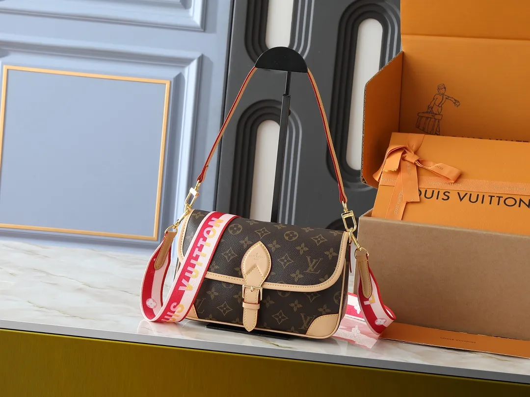 💰220💰Upgraded original M46583 M46584 M46386 M46388 M45985 all-leather baguette series new Diane handbag Diane satchel is made of Monogram Empreinte, made of the brand's iconic embossed leather. This versatile bag comes with a removable leather shoulder strap that can be worn on the shoulder or by hand, as well as a wide removable full leather crossbody bag with 'Louis Vuitton' printed strap. This versatile bag can be styled in chic or sporty fashion to match the overall style or mood. Dimensions: 25.0 × 9.0 × 15.0 cm