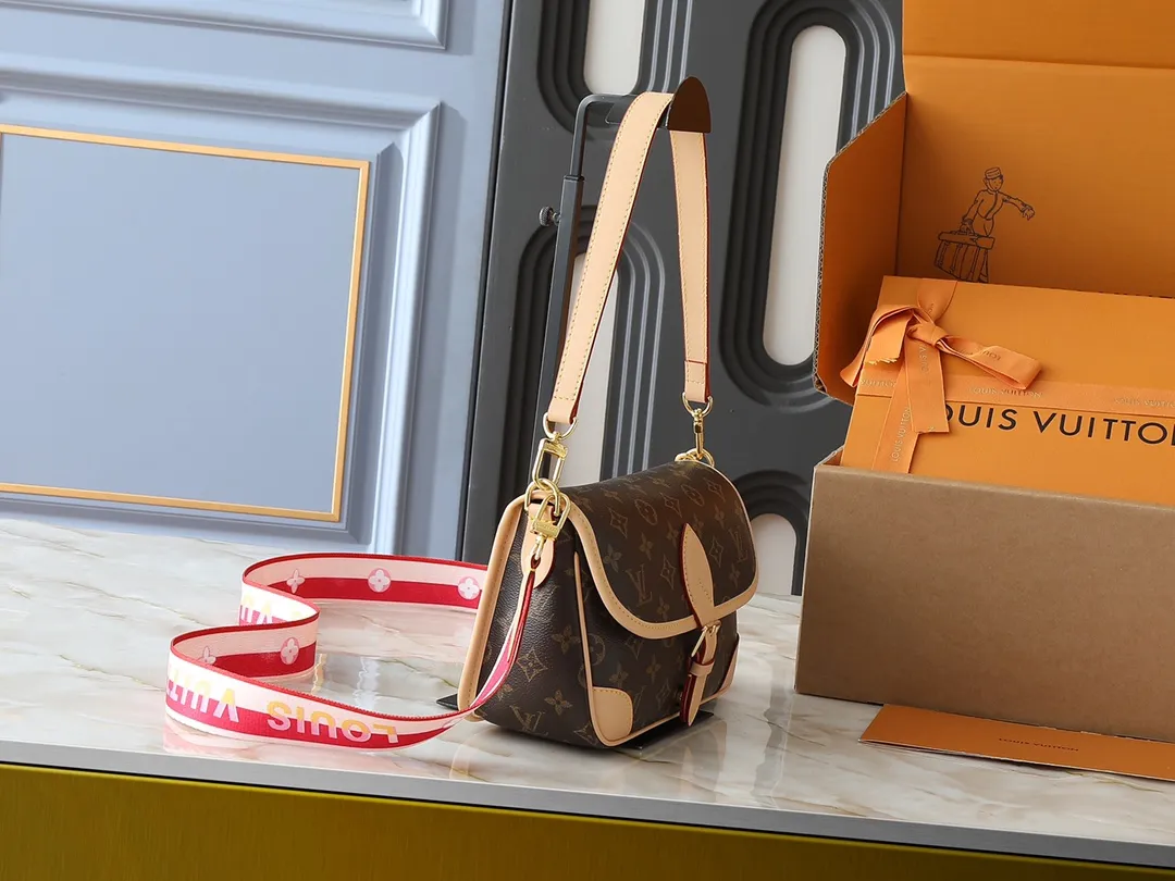 💰220💰Upgraded original M46583 M46584 M46386 M46388 M45985 all-leather baguette series new Diane handbag Diane satchel is made of Monogram Empreinte, made of the brand's iconic embossed leather. This versatile bag comes with a removable leather shoulder strap that can be worn on the shoulder or by hand, as well as a wide removable full leather crossbody bag with 'Louis Vuitton' printed strap. This versatile bag can be styled in chic or sporty fashion to match the overall style or mood. Dimensions: 25.0 × 9.0 × 15.0 cm