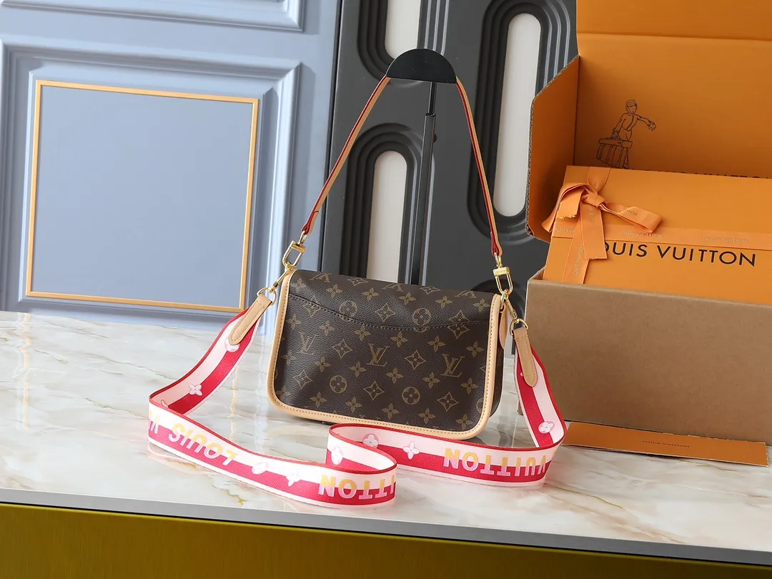 💰220💰Upgraded original M46583 M46584 M46386 M46388 M45985 all-leather baguette series new Diane handbag Diane satchel is made of Monogram Empreinte, made of the brand's iconic embossed leather. This versatile bag comes with a removable leather shoulder strap that can be worn on the shoulder or by hand, as well as a wide removable full leather crossbody bag with 'Louis Vuitton' printed strap. This versatile bag can be styled in chic or sporty fashion to match the overall style or mood. Dimensions: 25.0 × 9.0 × 15.0 cm
