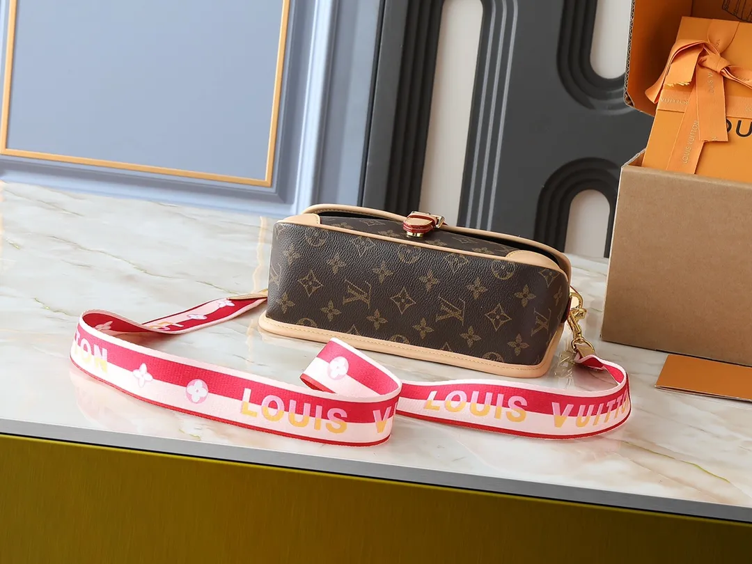 💰220💰Upgraded original M46583 M46584 M46386 M46388 M45985 all-leather baguette series new Diane handbag Diane satchel is made of Monogram Empreinte, made of the brand's iconic embossed leather. This versatile bag comes with a removable leather shoulder strap that can be worn on the shoulder or by hand, as well as a wide removable full leather crossbody bag with 'Louis Vuitton' printed strap. This versatile bag can be styled in chic or sporty fashion to match the overall style or mood. Dimensions: 25.0 × 9.0 × 15.0 cm