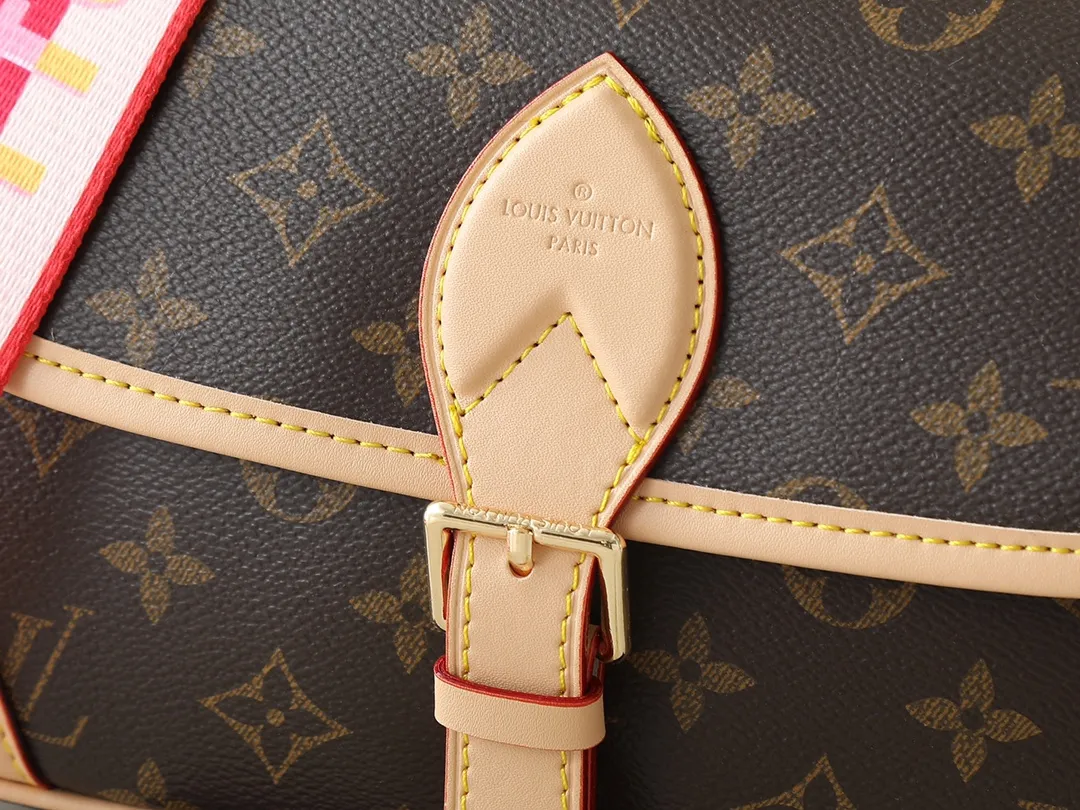 💰220💰Upgraded original M46583 M46584 M46386 M46388 M45985 all-leather baguette series new Diane handbag Diane satchel is made of Monogram Empreinte, made of the brand's iconic embossed leather. This versatile bag comes with a removable leather shoulder strap that can be worn on the shoulder or by hand, as well as a wide removable full leather crossbody bag with 'Louis Vuitton' printed strap. This versatile bag can be styled in chic or sporty fashion to match the overall style or mood. Dimensions: 25.0 × 9.0 × 15.0 cm