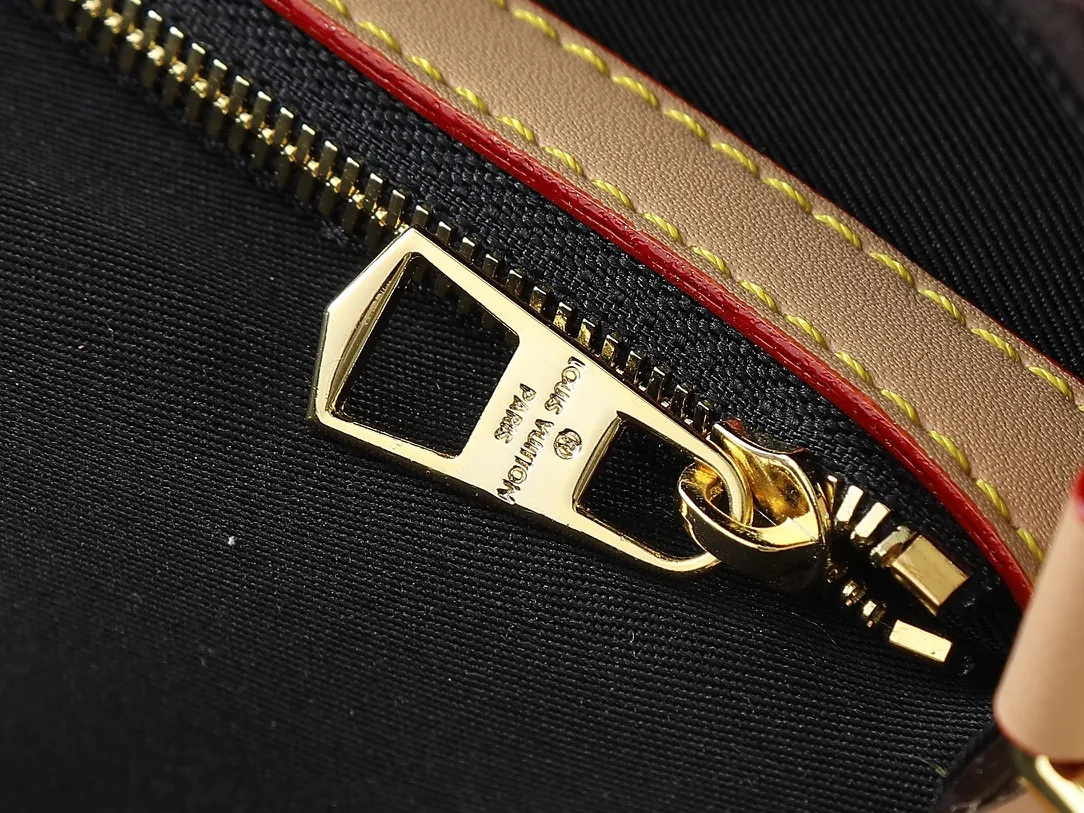 💰220💰Upgraded original M46583 M46584 M46386 M46388 M45985 all-leather baguette series new Diane handbag Diane satchel is made of Monogram Empreinte, made of the brand's iconic embossed leather. This versatile bag comes with a removable leather shoulder strap that can be worn on the shoulder or by hand, as well as a wide removable full leather crossbody bag with 'Louis Vuitton' printed strap. This versatile bag can be styled in chic or sporty fashion to match the overall style or mood. Dimensions: 25.0 × 9.0 × 15.0 cm