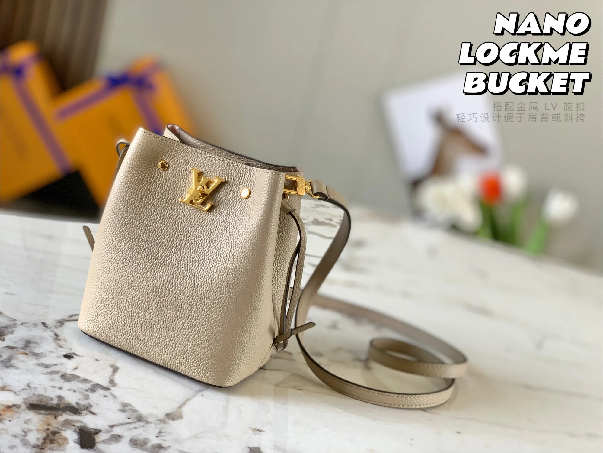 P1160 [original leather 💋 M69205 elephant gray] NANO LOCKME BUCKET handbag is made of soft grained calfskin, and the leather mini bucket drawstring mini ladies bucket is a pocket version of the Lockme Bucket handbag. Paired with a metal LV turn-lock, the lightweight design makes it easy to carry on the shoulder or cross-body. Detailed dimensions: 13.5x 16.0x 10.0 cm