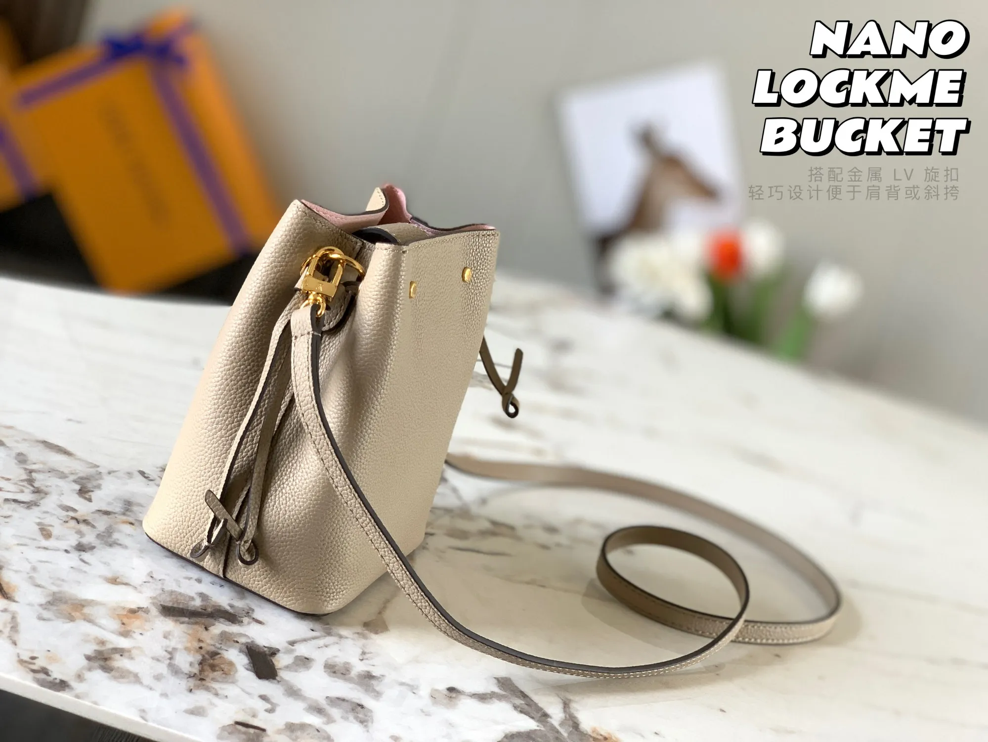 P1160 [original leather 💋 M69205 elephant gray] NANO LOCKME BUCKET handbag is made of soft grained calfskin, and the leather mini bucket drawstring mini ladies bucket is a pocket version of the Lockme Bucket handbag. Paired with a metal LV turn-lock, the lightweight design makes it easy to carry on the shoulder or cross-body. Detailed dimensions: 13.5x 16.0x 10.0 cm