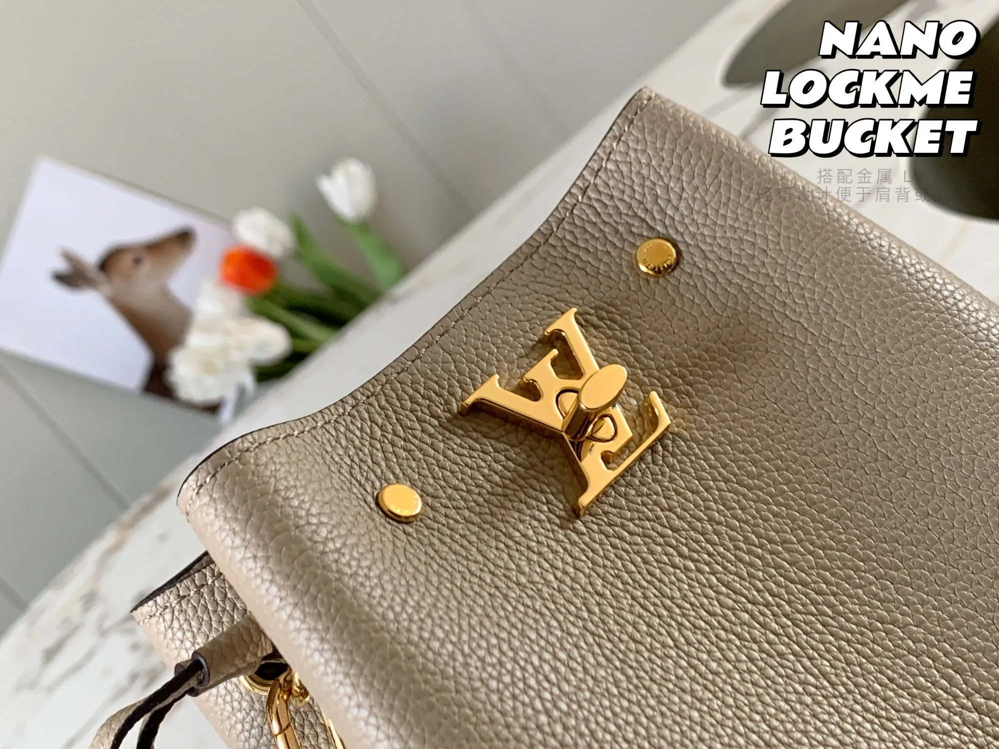 P1160 [original leather 💋 M69205 elephant gray] NANO LOCKME BUCKET handbag is made of soft grained calfskin, and the leather mini bucket drawstring mini ladies bucket is a pocket version of the Lockme Bucket handbag. Paired with a metal LV turn-lock, the lightweight design makes it easy to carry on the shoulder or cross-body. Detailed dimensions: 13.5x 16.0x 10.0 cm
