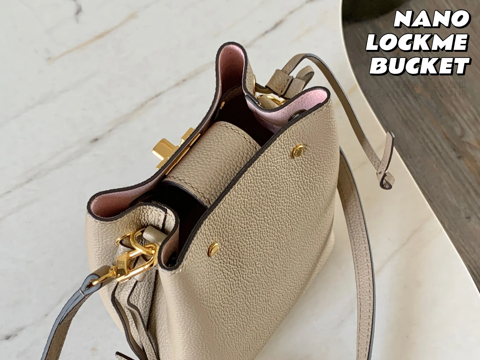 P1160 [original leather 💋 M69205 elephant gray] NANO LOCKME BUCKET handbag is made of soft grained calfskin, and the leather mini bucket drawstring mini ladies bucket is a pocket version of the Lockme Bucket handbag. Paired with a metal LV turn-lock, the lightweight design makes it easy to carry on the shoulder or cross-body. Detailed dimensions: 13.5x 16.0x 10.0 cm