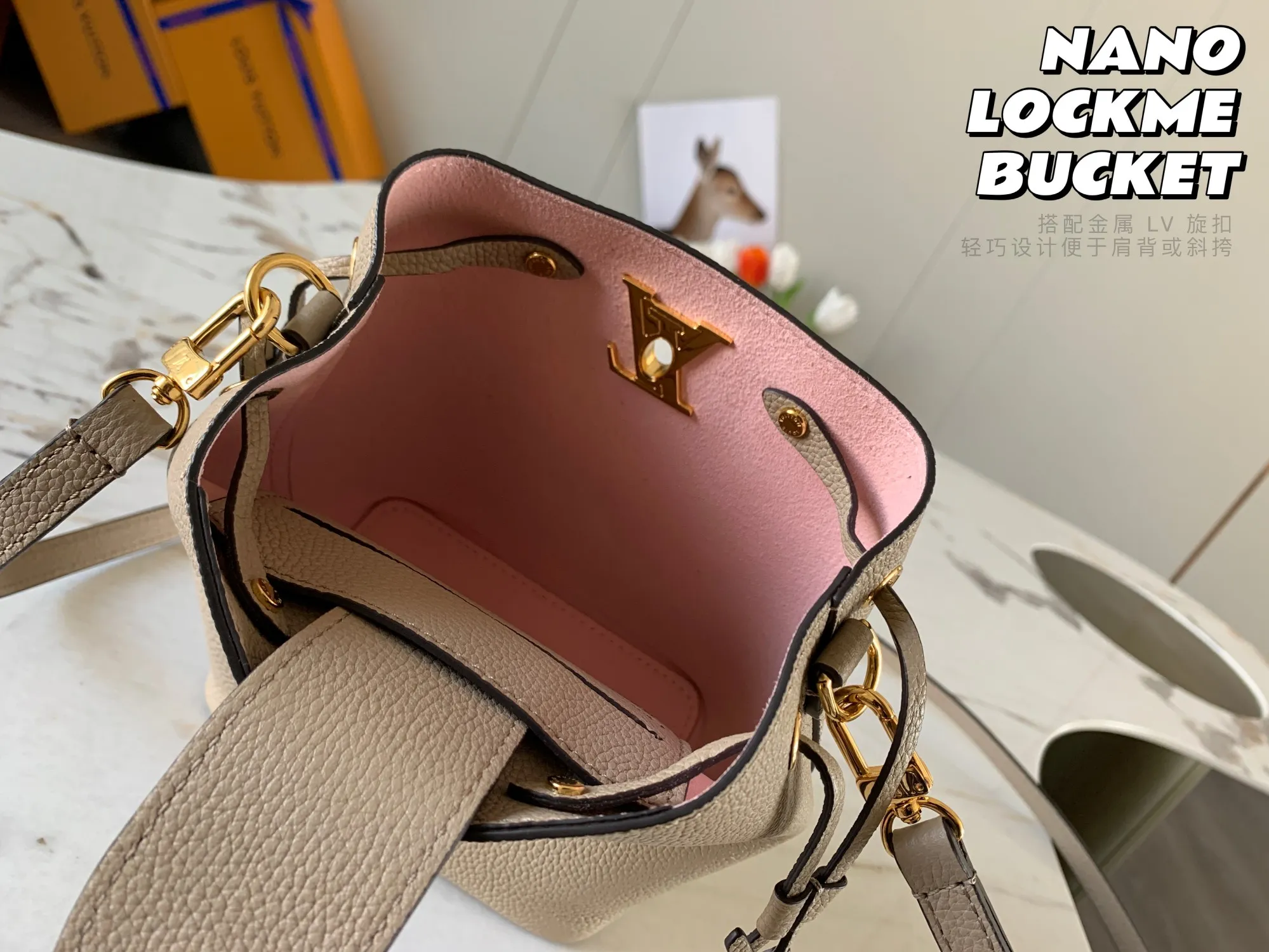 P1160 [original leather 💋 M69205 elephant gray] NANO LOCKME BUCKET handbag is made of soft grained calfskin, and the leather mini bucket drawstring mini ladies bucket is a pocket version of the Lockme Bucket handbag. Paired with a metal LV turn-lock, the lightweight design makes it easy to carry on the shoulder or cross-body. Detailed dimensions: 13.5x 16.0x 10.0 cm