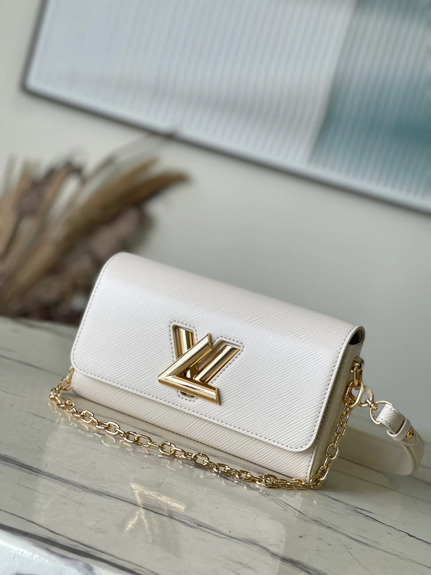 💰1140 (top-grain leather) top original order M24550 white This Twist West handbag has a slender configuration, giving the classic design a new season coolness. Epi leather is dip-dyed in modern colors, and LV Twist twist locks highlight the brand's identity. Comes with detachable shoulder strap and chain. Carry your daily essentials in a variety of ways. Dimensions: 23.5 × 12 × 7 cm