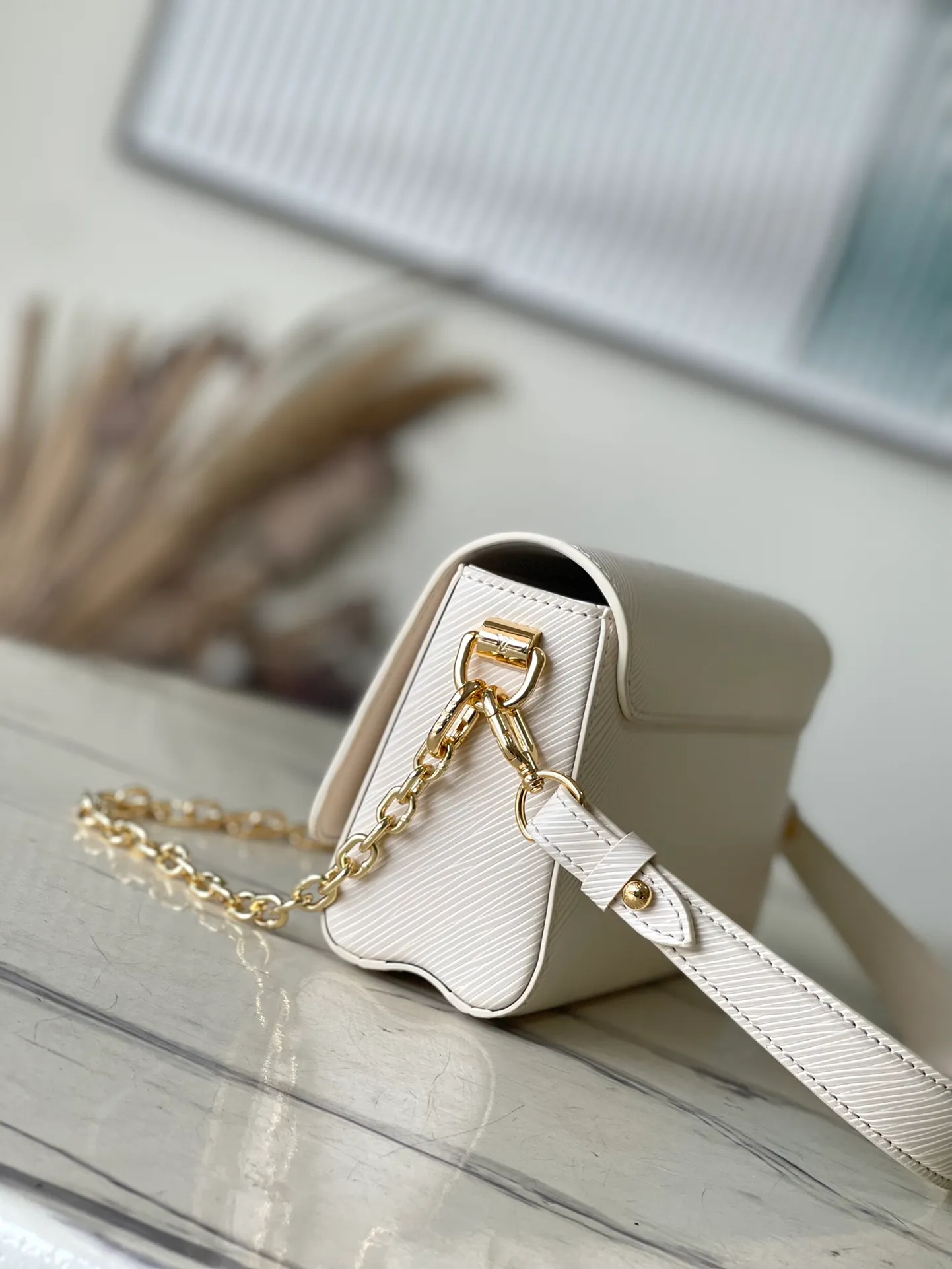💰1140 (top-grain leather) top original order M24550 white This Twist West handbag has a slender configuration, giving the classic design a new season coolness. Epi leather is dip-dyed in modern colors, and LV Twist twist locks highlight the brand's identity. Comes with detachable shoulder strap and chain. Carry your daily essentials in a variety of ways. Dimensions: 23.5 × 12 × 7 cm