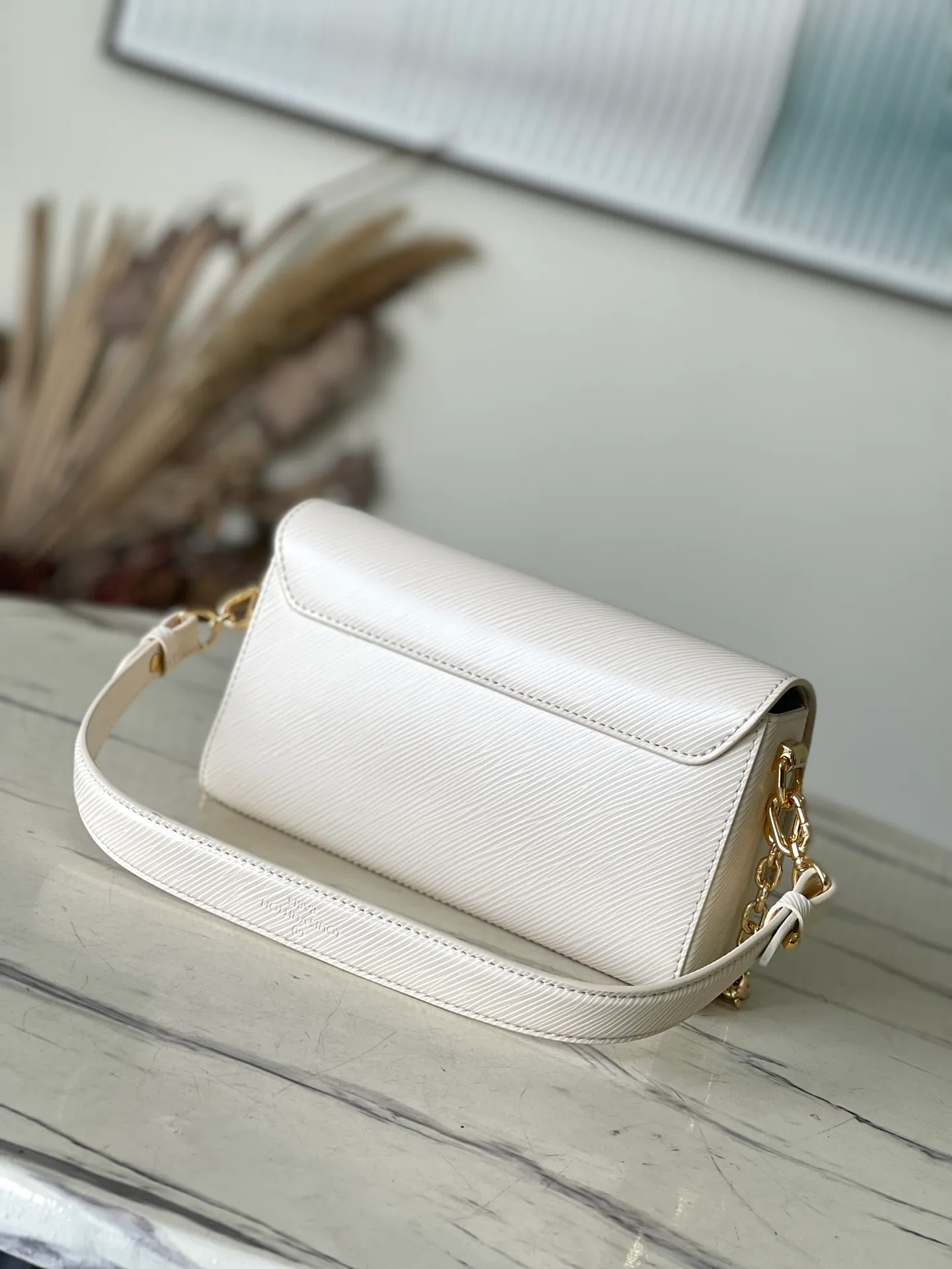 💰1140 (top-grain leather) top original order M24550 white This Twist West handbag has a slender configuration, giving the classic design a new season coolness. Epi leather is dip-dyed in modern colors, and LV Twist twist locks highlight the brand's identity. Comes with detachable shoulder strap and chain. Carry your daily essentials in a variety of ways. Dimensions: 23.5 × 12 × 7 cm