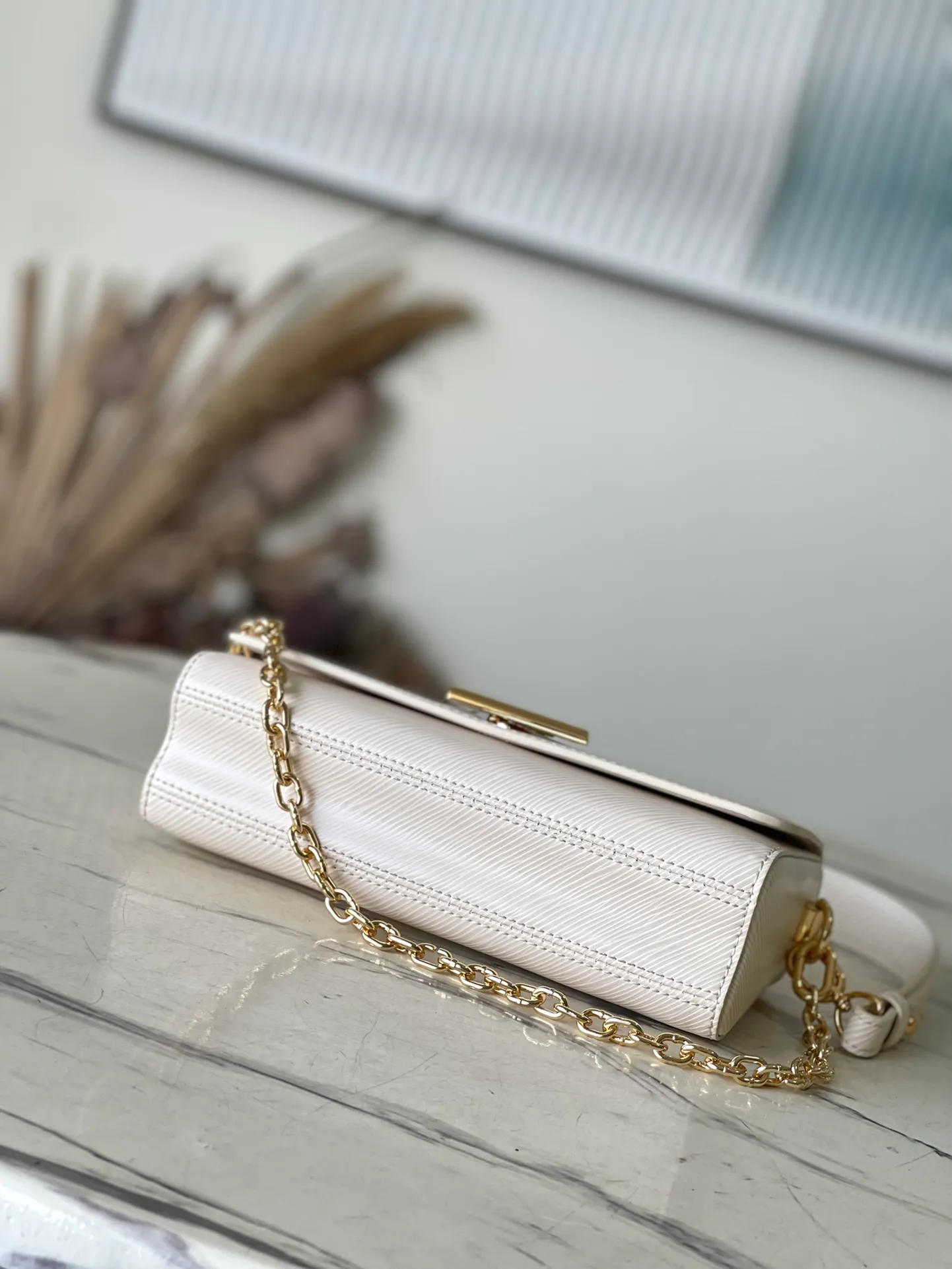 💰1140 (top-grain leather) top original order M24550 white This Twist West handbag has a slender configuration, giving the classic design a new season coolness. Epi leather is dip-dyed in modern colors, and LV Twist twist locks highlight the brand's identity. Comes with detachable shoulder strap and chain. Carry your daily essentials in a variety of ways. Dimensions: 23.5 × 12 × 7 cm