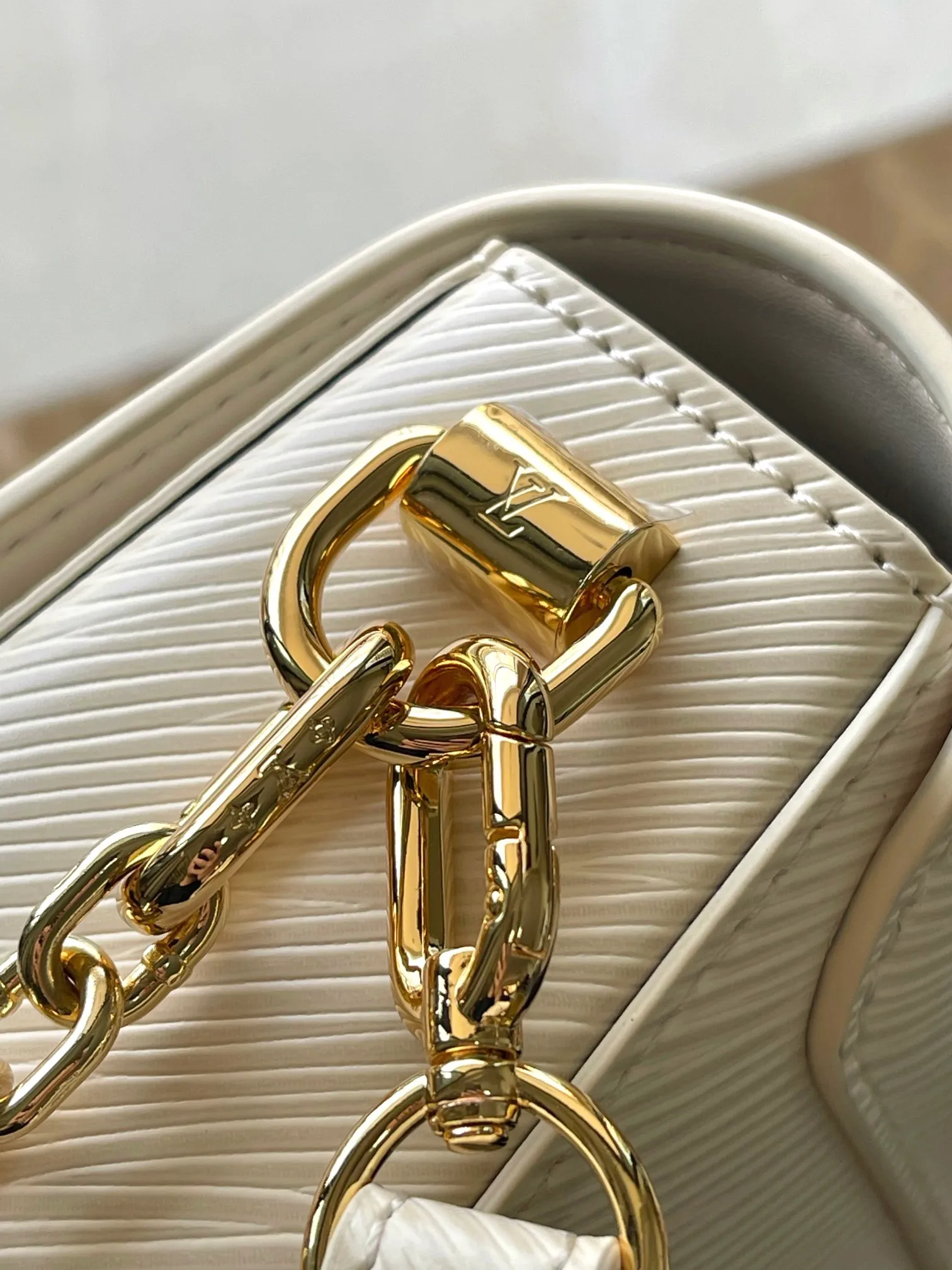 💰1140 (top-grain leather) top original order M24550 white This Twist West handbag has a slender configuration, giving the classic design a new season coolness. Epi leather is dip-dyed in modern colors, and LV Twist twist locks highlight the brand's identity. Comes with detachable shoulder strap and chain. Carry your daily essentials in a variety of ways. Dimensions: 23.5 × 12 × 7 cm