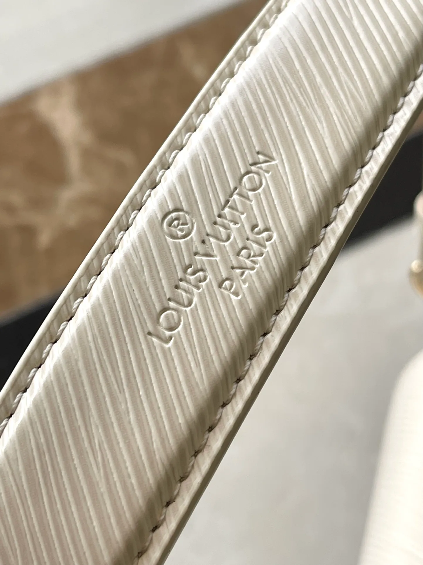 💰1140 (top-grain leather) top original order M24550 white This Twist West handbag has a slender configuration, giving the classic design a new season coolness. Epi leather is dip-dyed in modern colors, and LV Twist twist locks highlight the brand's identity. Comes with detachable shoulder strap and chain. Carry your daily essentials in a variety of ways. Dimensions: 23.5 × 12 × 7 cm