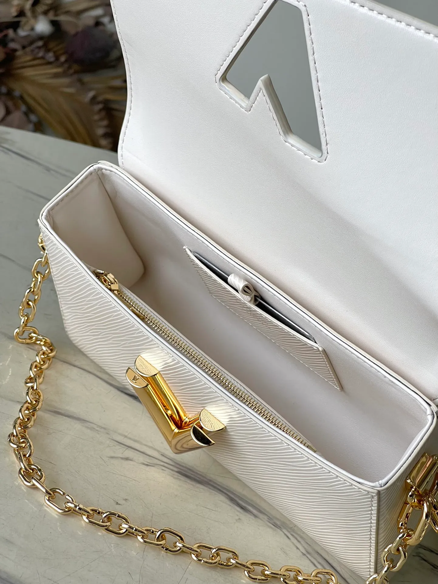 💰1140 (top-grain leather) top original order M24550 white This Twist West handbag has a slender configuration, giving the classic design a new season coolness. Epi leather is dip-dyed in modern colors, and LV Twist twist locks highlight the brand's identity. Comes with detachable shoulder strap and chain. Carry your daily essentials in a variety of ways. Dimensions: 23.5 × 12 × 7 cm
