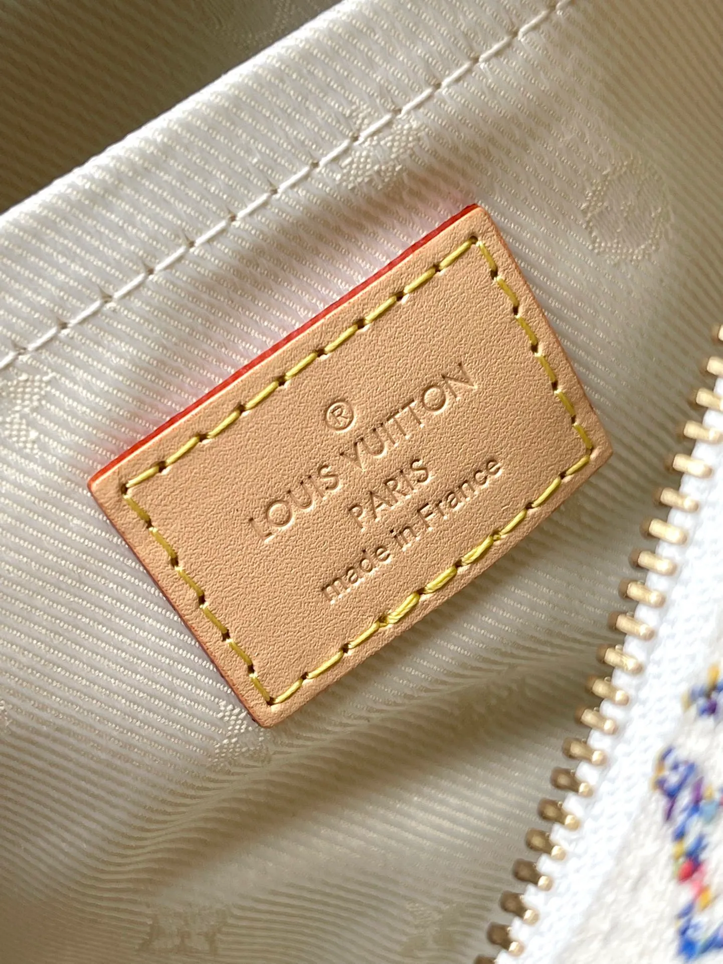💰1040 Top original order M24709 supports counter inspection. The photo taken of duty-free goods is consistent with the product and has not been unpacked. This product is an exclusive duty-free product in the market and is the highest-end product. Inspection is supported. This product has passed strict inspection and is flawless. Please wear gloves when touching the product. This product is not returnable or exchangeable. Please confirm the product first and then remove the label on the handle. This product is temporarily not open to the public, only regular customers, and is in short supply. Dimensions: 20 x 13.5 x 12 cm