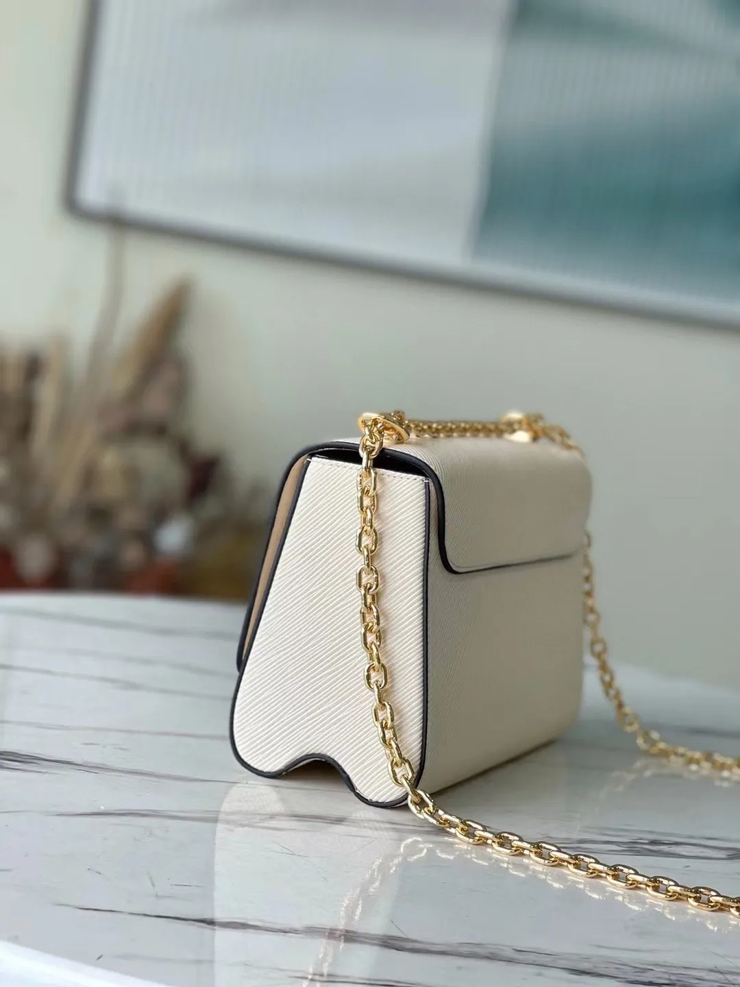 💰1160 (top-grain leather) top original single M59761 off-white Twist chain bag hand. The 2015 Cruise early spring series announced the neoclassical style for the first time. This medium-sized handbag is made of the brand's iconic Epi leather and is embellished with a sculptural Twist lock that releases the dazzling luster of the metal. The wavy bottom of the bag has a hidden storage capacity; the sliding chain shoulder strap can be folded or unfolded to carry it on the shoulder or cross-body, allowing it to be worn day and night with its aesthetic elegance. Dimensions: 23×17x9.5 cm