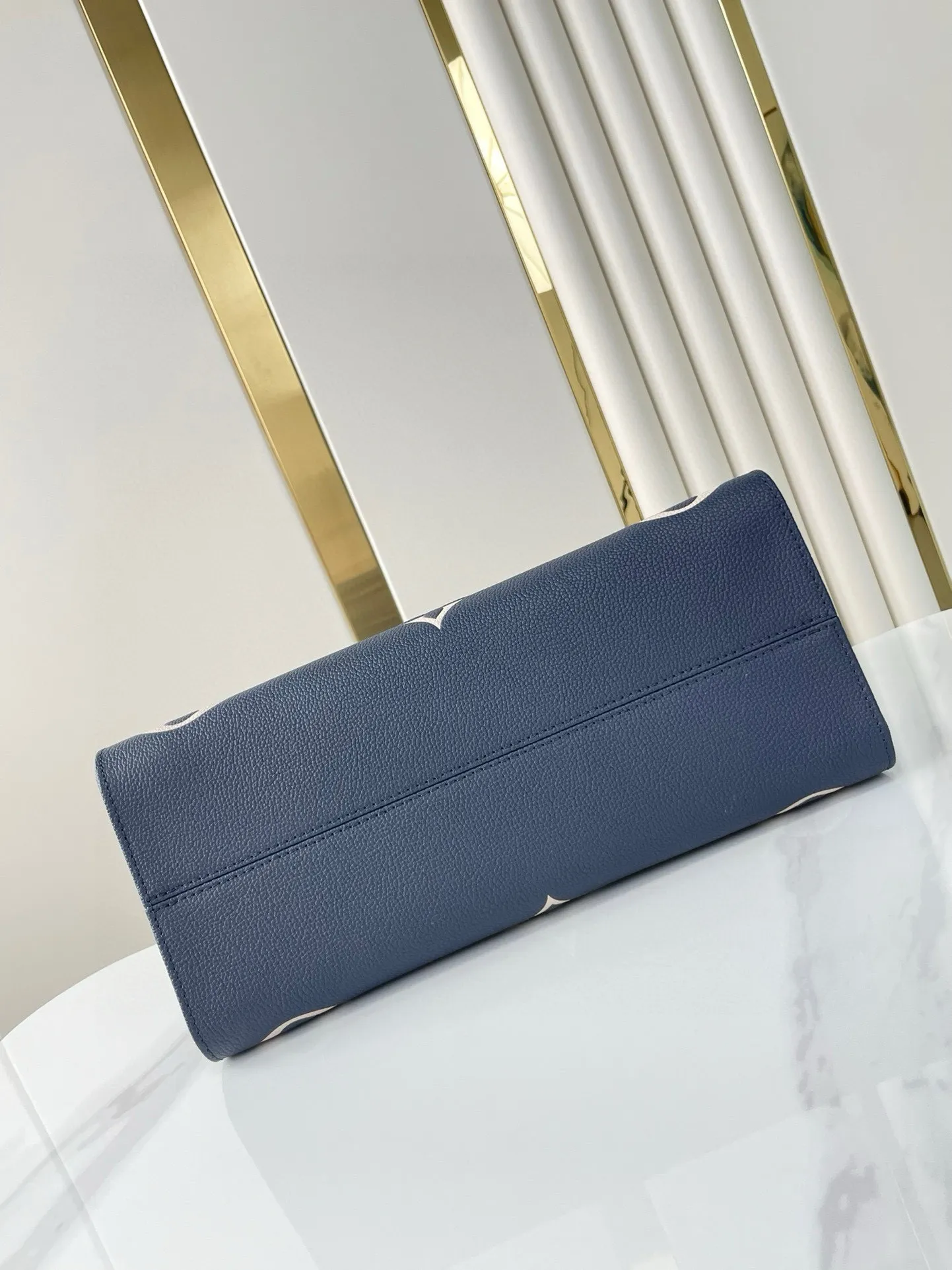 💰1120 (top layer leather) dark blue (transcoding chip top layer leather) top original order ☘☘ONTHEGO medium handbag M45495 M47084 The Monogram pattern is printed and dyed first and then embossed to make it softer than grained cowhide. Its ample interior can accommodate laptops and other office supplies. The long and short handles are convenient for carrying in the hand or on the shoulder. Size: 34x26x13cm
