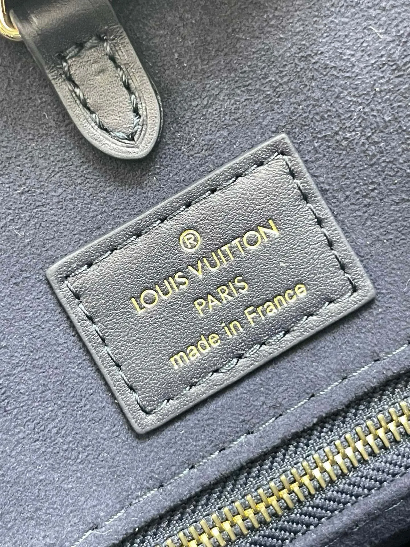 💰1120 (top layer leather) dark blue (transcoding chip top layer leather) top original order ☘☘ONTHEGO medium handbag M45495 M47084 The Monogram pattern is printed and dyed first and then embossed to make it softer than grained cowhide. Its ample interior can accommodate laptops and other office supplies. The long and short handles are convenient for carrying in the hand or on the shoulder. Size: 34x26x13cm