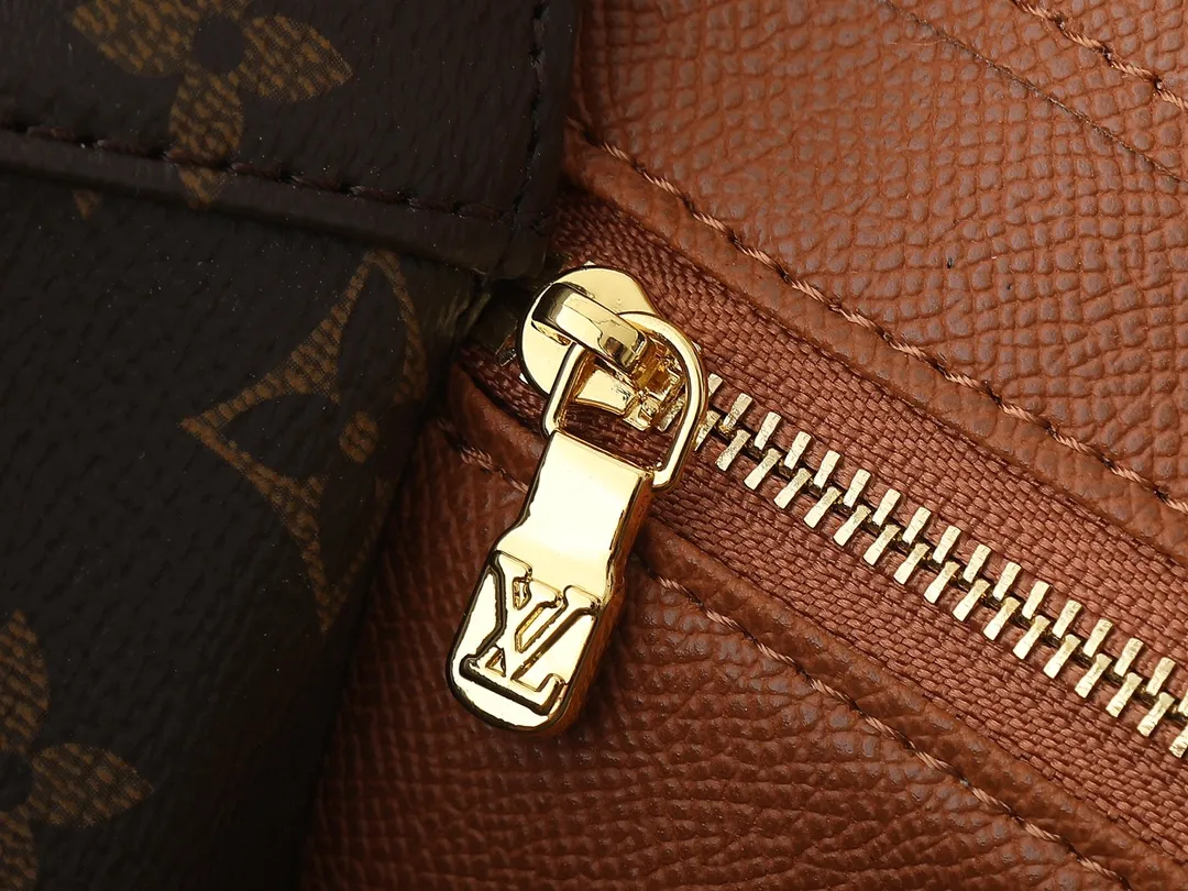 💰Large 130. Small 240💰Upgraded original version M51241 M51242 M51243 Second-hand series saddle bag large Saint The Cloud messenger bag is an ideal companion for daily life, whether for leisure or work. French Monogram canvas fabric - cross-body design with gradient lambskin cute tassels - fashionable studs and leather patches - initials can be hot-stamped on the patch in the middle - create a personalized logo - gold metal accessories - adjustable crossbody strap - magnetic flap closure, size: large 26×21×7, small 19x17x6 cm