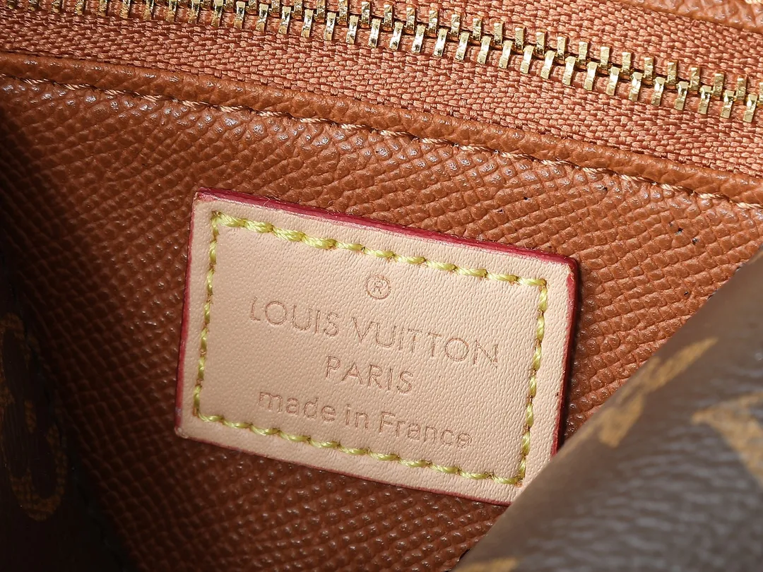 💰Large 130. Small 240💰Upgraded original version M51241 M51242 M51243 Second-hand series saddle bag large Saint The Cloud messenger bag is an ideal companion for daily life, whether for leisure or work. French Monogram canvas fabric - cross-body design with gradient lambskin cute tassels - fashionable studs and leather patches - initials can be hot-stamped on the patch in the middle - create a personalized logo - gold metal accessories - adjustable crossbody strap - magnetic flap closure, size: large 26×21×7, small 19x17x6 cm