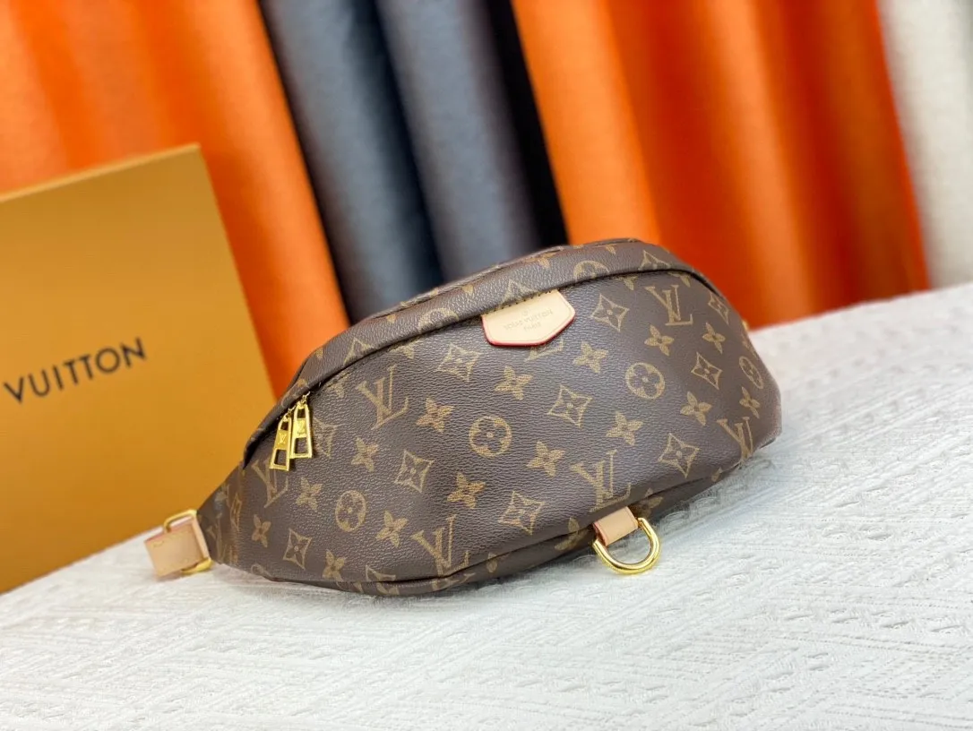 P200 M43644 top original BUMBAG waist bag is made of classic Monogram canvas and decorated with "Louis Vuitton Paris" leather patch. This waist bag can add a pure fashionable and casual temperament to the sports look. It can be used as a waist bag, or can be worn on one shoulder or across the body, making it more fashionable. size 37x 14x 13cm