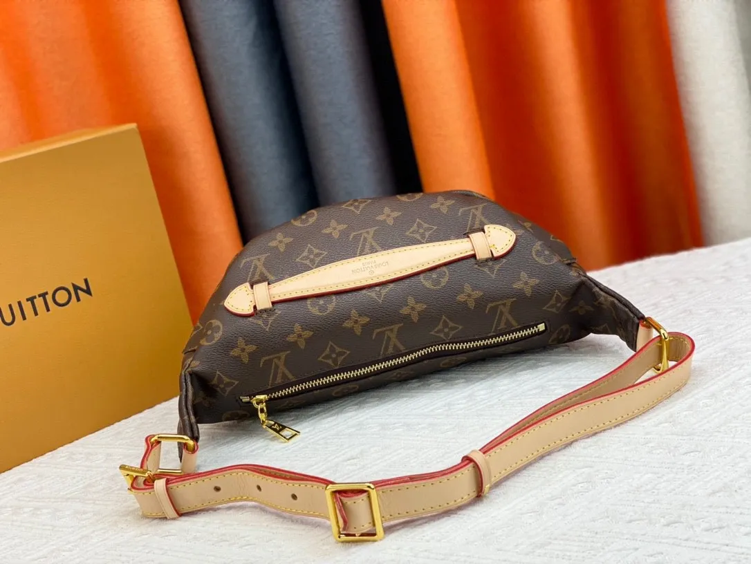 P200 M43644 top original BUMBAG waist bag is made of classic Monogram canvas and decorated with "Louis Vuitton Paris" leather patch. This waist bag can add a pure fashionable and casual temperament to the sports look. It can be used as a waist bag, or can be worn on one shoulder or across the body, making it more fashionable. size 37x 14x 13cm