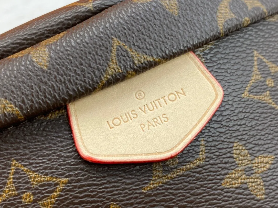 P200 M43644 top original BUMBAG waist bag is made of classic Monogram canvas and decorated with "Louis Vuitton Paris" leather patch. This waist bag can add a pure fashionable and casual temperament to the sports look. It can be used as a waist bag, or can be worn on one shoulder or across the body, making it more fashionable. size 37x 14x 13cm