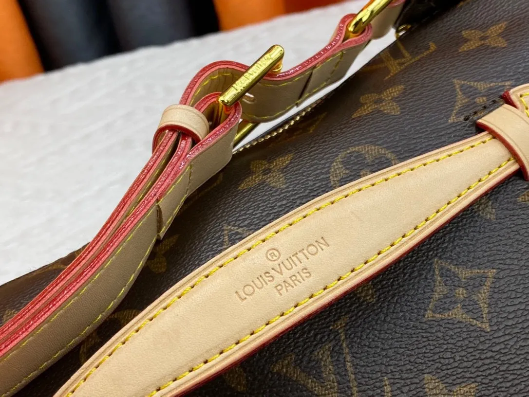 P200 M43644 top original BUMBAG waist bag is made of classic Monogram canvas and decorated with "Louis Vuitton Paris" leather patch. This waist bag can add a pure fashionable and casual temperament to the sports look. It can be used as a waist bag, or can be worn on one shoulder or across the body, making it more fashionable. size 37x 14x 13cm