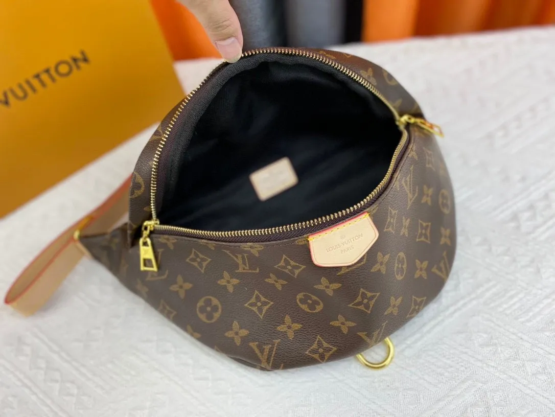 P200 M43644 top original BUMBAG waist bag is made of classic Monogram canvas and decorated with "Louis Vuitton Paris" leather patch. This waist bag can add a pure fashionable and casual temperament to the sports look. It can be used as a waist bag, or can be worn on one shoulder or across the body, making it more fashionable. size 37x 14x 13cm