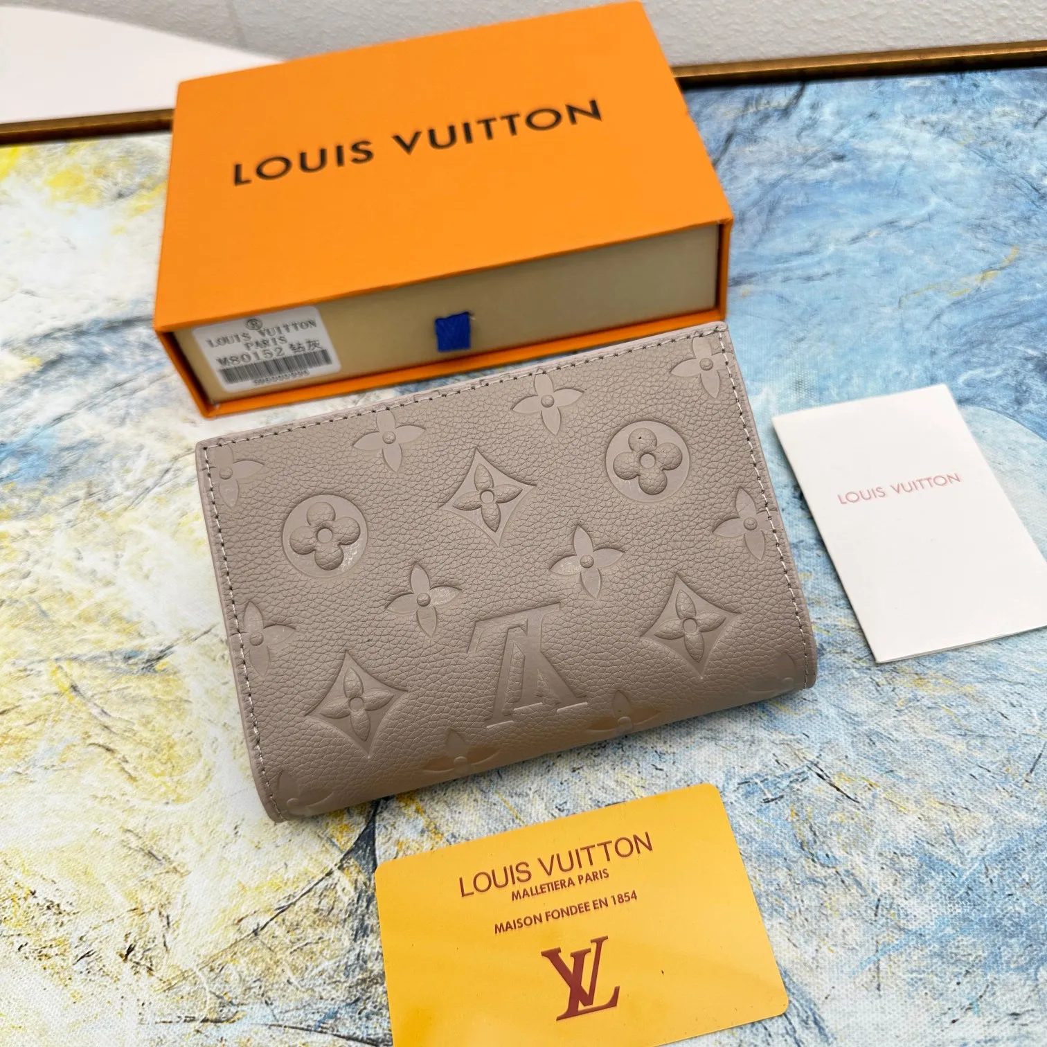 💰150 💎Top original version 🇫🇷 This Cléa wallet is made of Monogram Empreinte soft grained cowhide, embellished with Louis Vuitton's iconic Monogram embossed pattern. It has a stylish design, is exquisite and compact but has a spacious capacity. It is equipped with an external patch pocket, zipper coin pocket, banknote compartment and six credit card slots. Model: M80152 M80151 Dimensions: 12 x 9 x 3.5