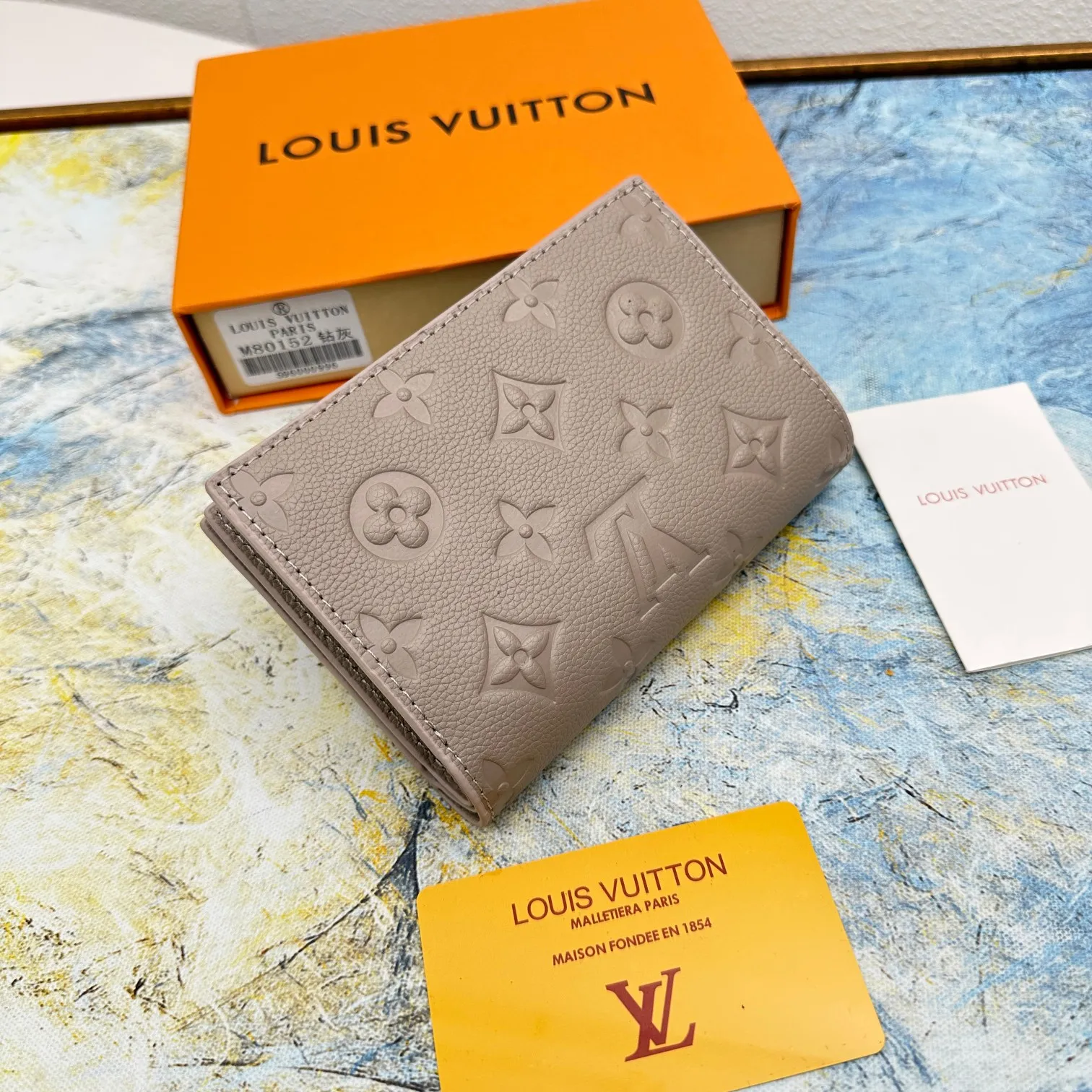 💰150 💎Top original version 🇫🇷 This Cléa wallet is made of Monogram Empreinte soft grained cowhide, embellished with Louis Vuitton's iconic Monogram embossed pattern. It has a stylish design, is exquisite and compact but has a spacious capacity. It is equipped with an external patch pocket, zipper coin pocket, banknote compartment and six credit card slots. Model: M80152 M80151 Dimensions: 12 x 9 x 3.5