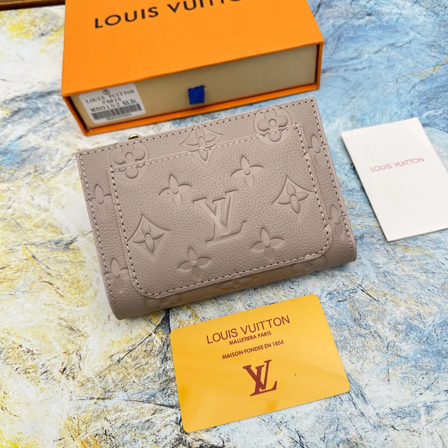 💰150 💎Top original version 🇫🇷 This Cléa wallet is made of Monogram Empreinte soft grained cowhide, embellished with Louis Vuitton's iconic Monogram embossed pattern. It has a stylish design, is exquisite and compact but has a spacious capacity. It is equipped with an external patch pocket, zipper coin pocket, banknote compartment and six credit card slots. Model: M80152 M80151 Dimensions: 12 x 9 x 3.5