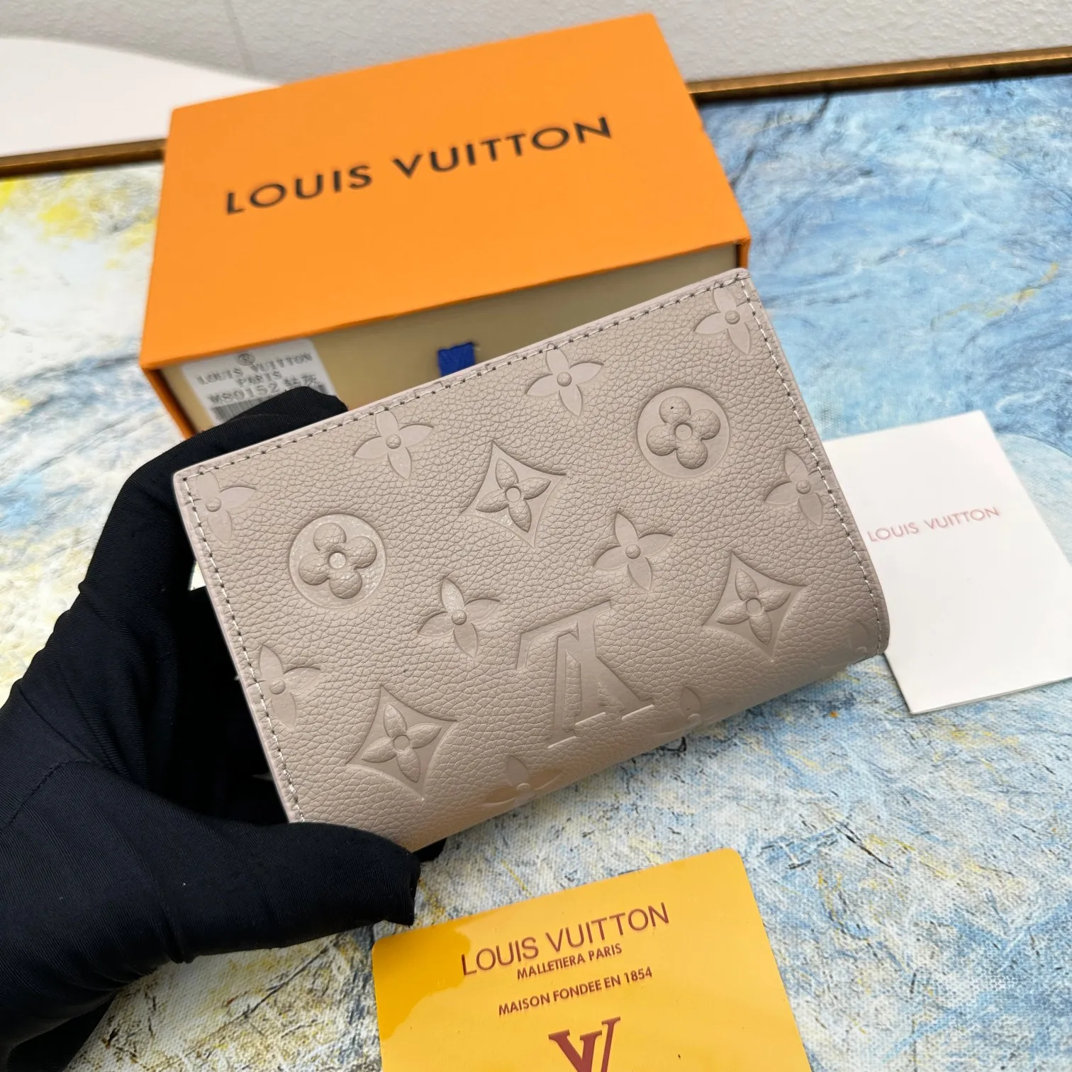 💰150 💎Top original version 🇫🇷 This Cléa wallet is made of Monogram Empreinte soft grained cowhide, embellished with Louis Vuitton's iconic Monogram embossed pattern. It has a stylish design, is exquisite and compact but has a spacious capacity. It is equipped with an external patch pocket, zipper coin pocket, banknote compartment and six credit card slots. Model: M80152 M80151 Dimensions: 12 x 9 x 3.5
