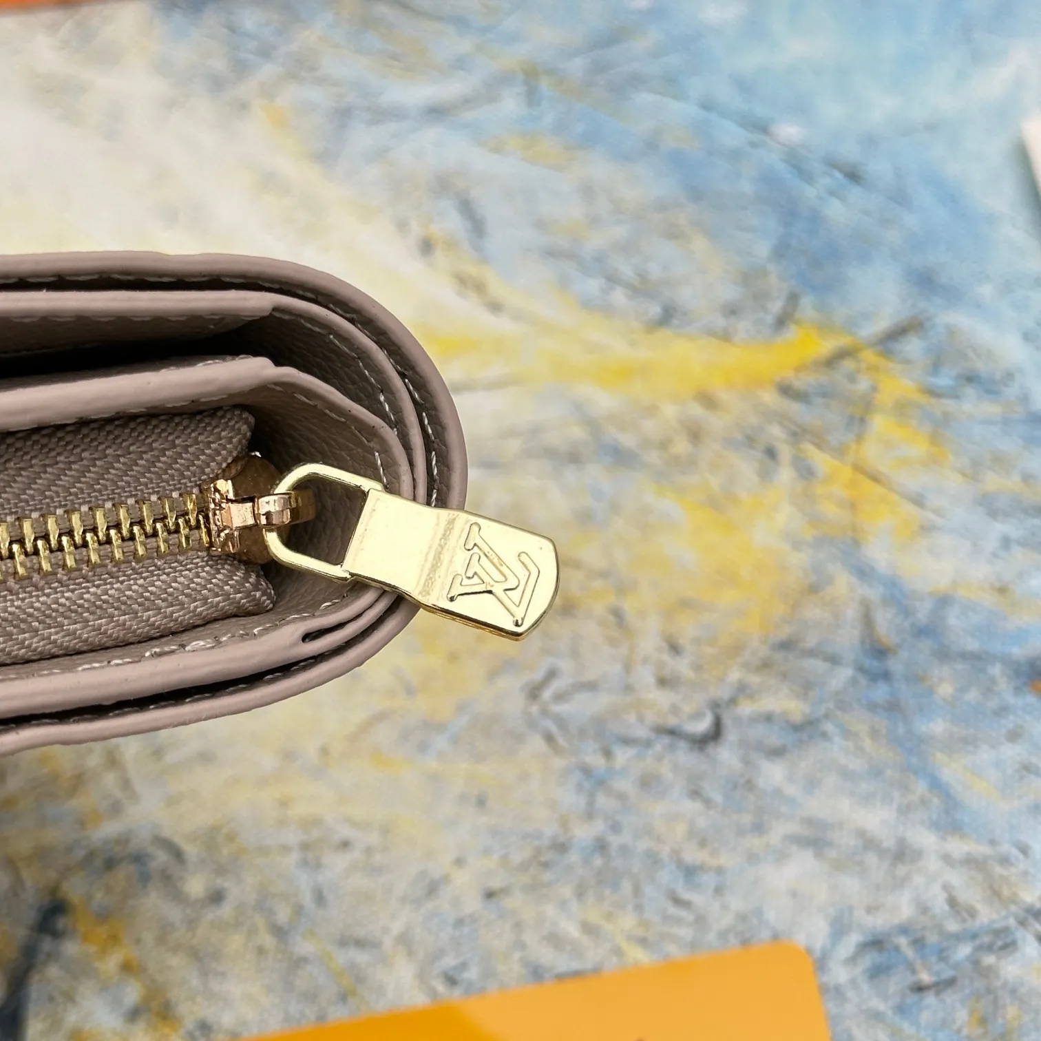 💰150 💎Top original version 🇫🇷 This Cléa wallet is made of Monogram Empreinte soft grained cowhide, embellished with Louis Vuitton's iconic Monogram embossed pattern. It has a stylish design, is exquisite and compact but has a spacious capacity. It is equipped with an external patch pocket, zipper coin pocket, banknote compartment and six credit card slots. Model: M80152 M80151 Dimensions: 12 x 9 x 3.5