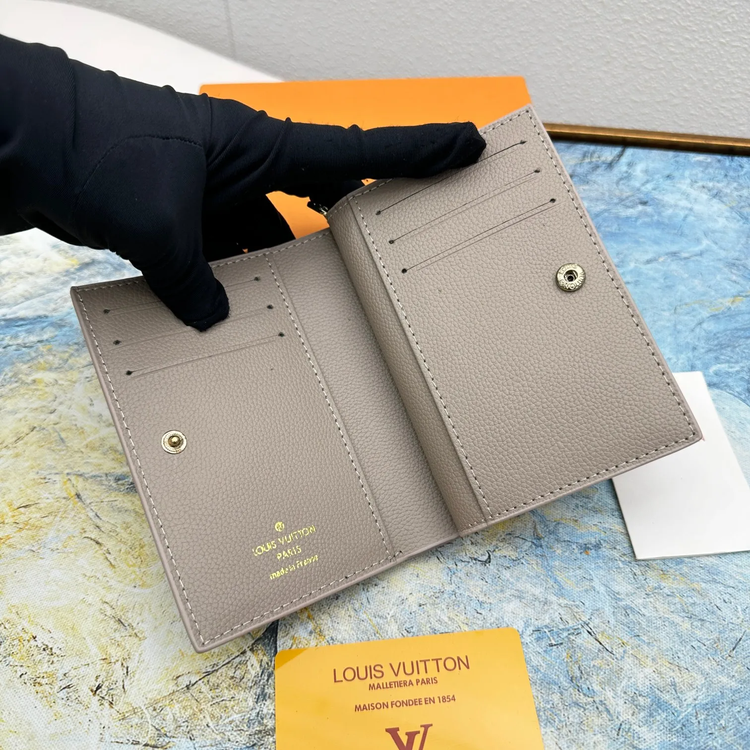 💰150 💎Top original version 🇫🇷 This Cléa wallet is made of Monogram Empreinte soft grained cowhide, embellished with Louis Vuitton's iconic Monogram embossed pattern. It has a stylish design, is exquisite and compact but has a spacious capacity. It is equipped with an external patch pocket, zipper coin pocket, banknote compartment and six credit card slots. Model: M80152 M80151 Dimensions: 12 x 9 x 3.5