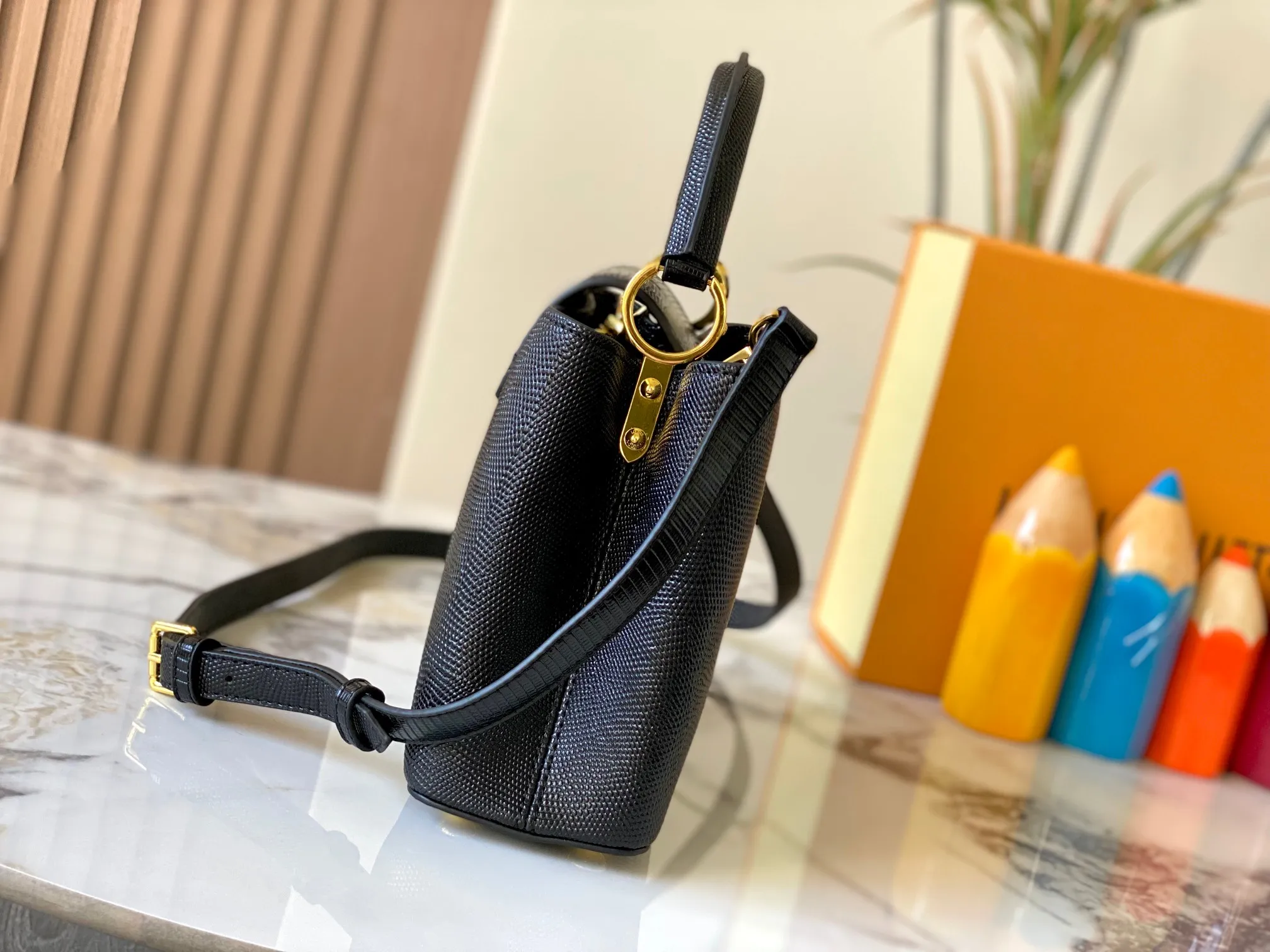 Top original P440 Guangzhou-made M99528 black lizard skin gold buckle CapucinesBB handbag exquisitely combines graceful lizard skin outer layer, delicate sheepskin lining and glossy metal parts. The iconic flap makes two styles fashionable. The LV logo is read on the inside and Monogram flowers bloom on the outside. It lights up an eye-catching corner for evening occasions and adds a personalized atmosphere to the wardrobe. Shine gorgeous style in day and night occasions.  Detailed features 27 x 18 x 9 cm (length x height x width)